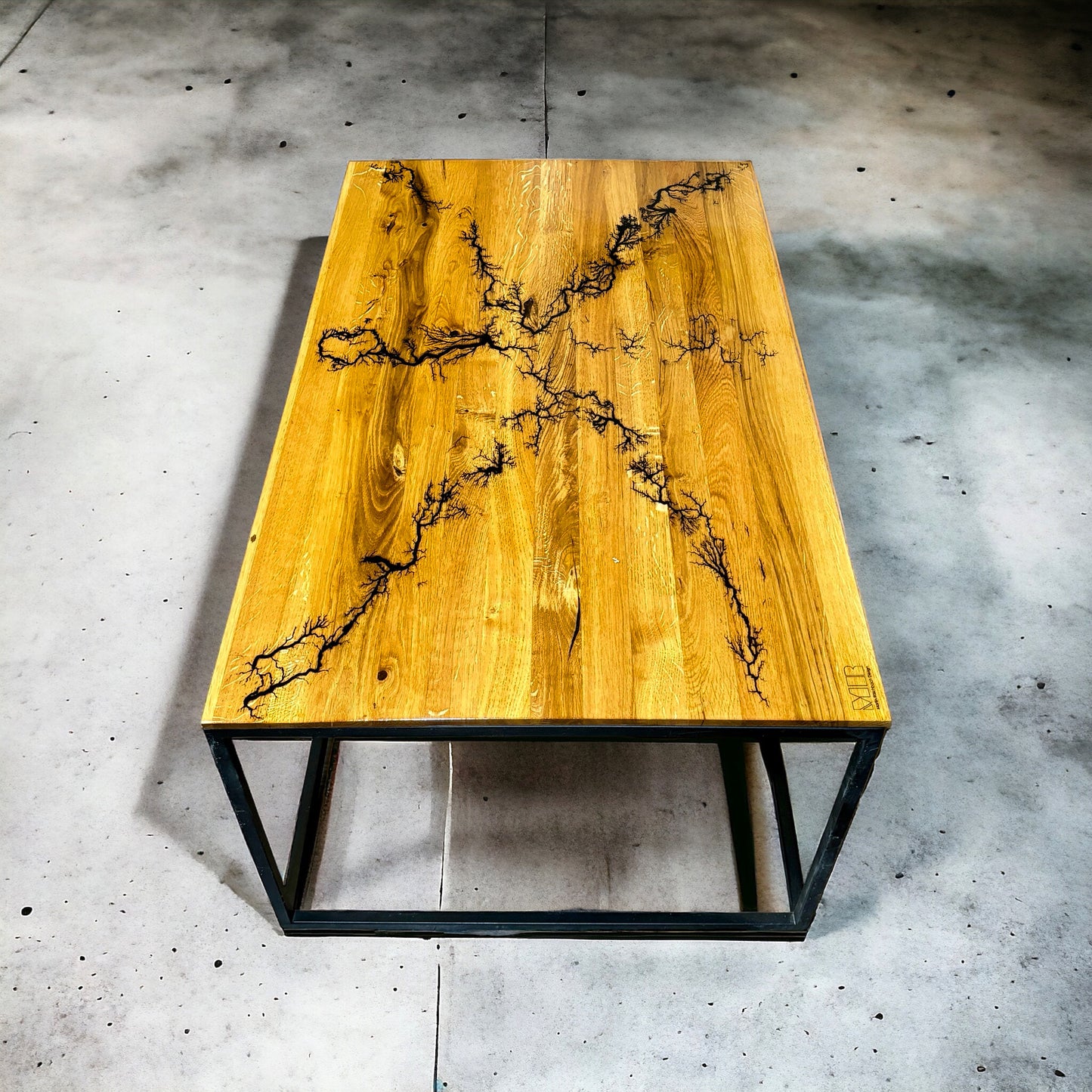 Designer Couchtisch aus Eiche mit eingebrannten Lichtenbergmuster