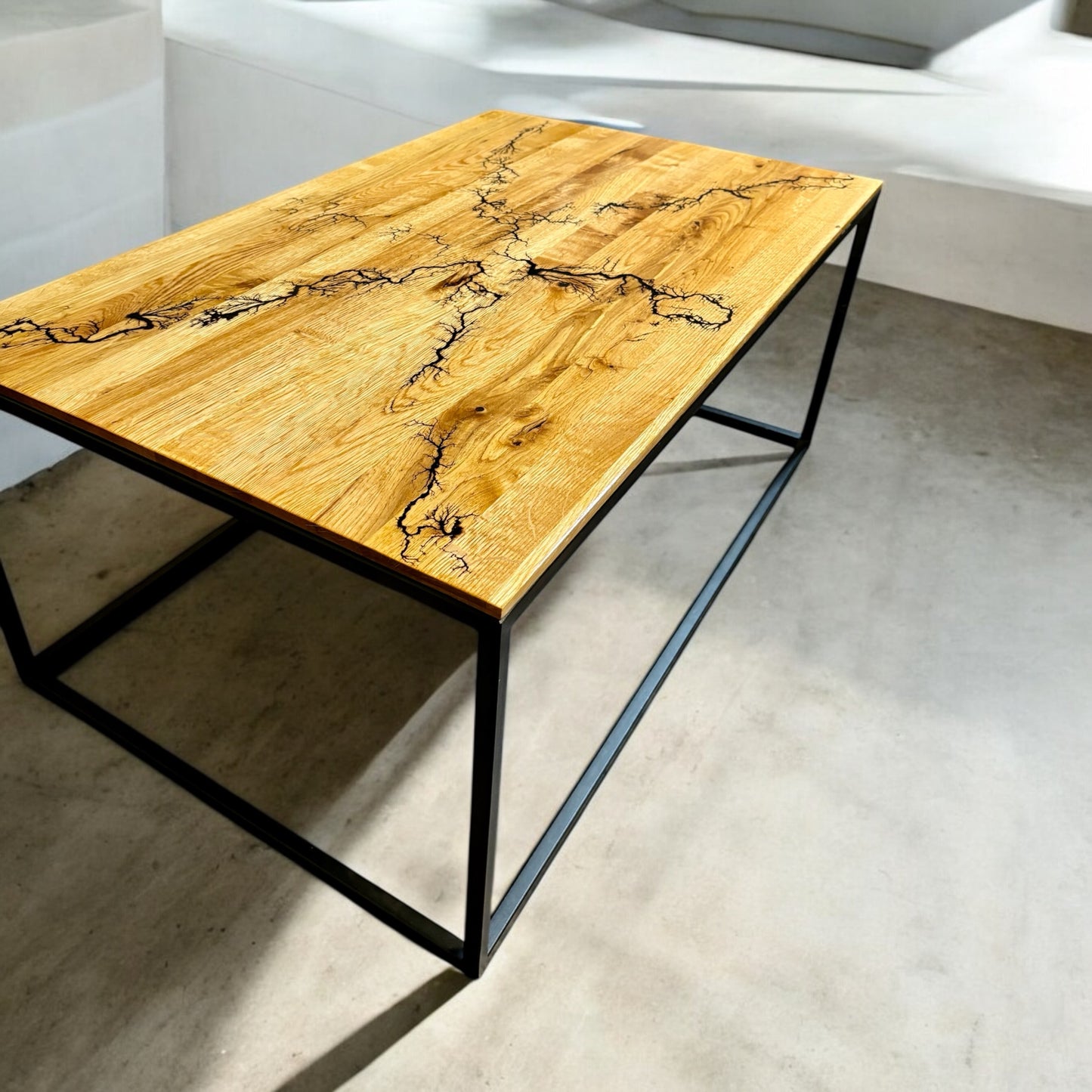 Designer Couchtisch aus Eiche mit eingebrannten Lichtenbergmuster