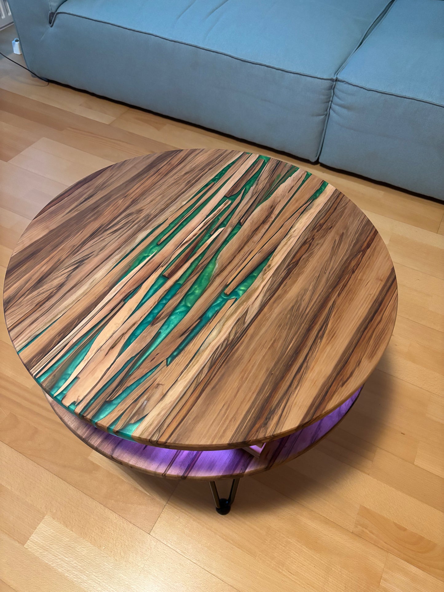 Couchtisch aus Satin-Nussbaum mit Epoxidharz und Led's