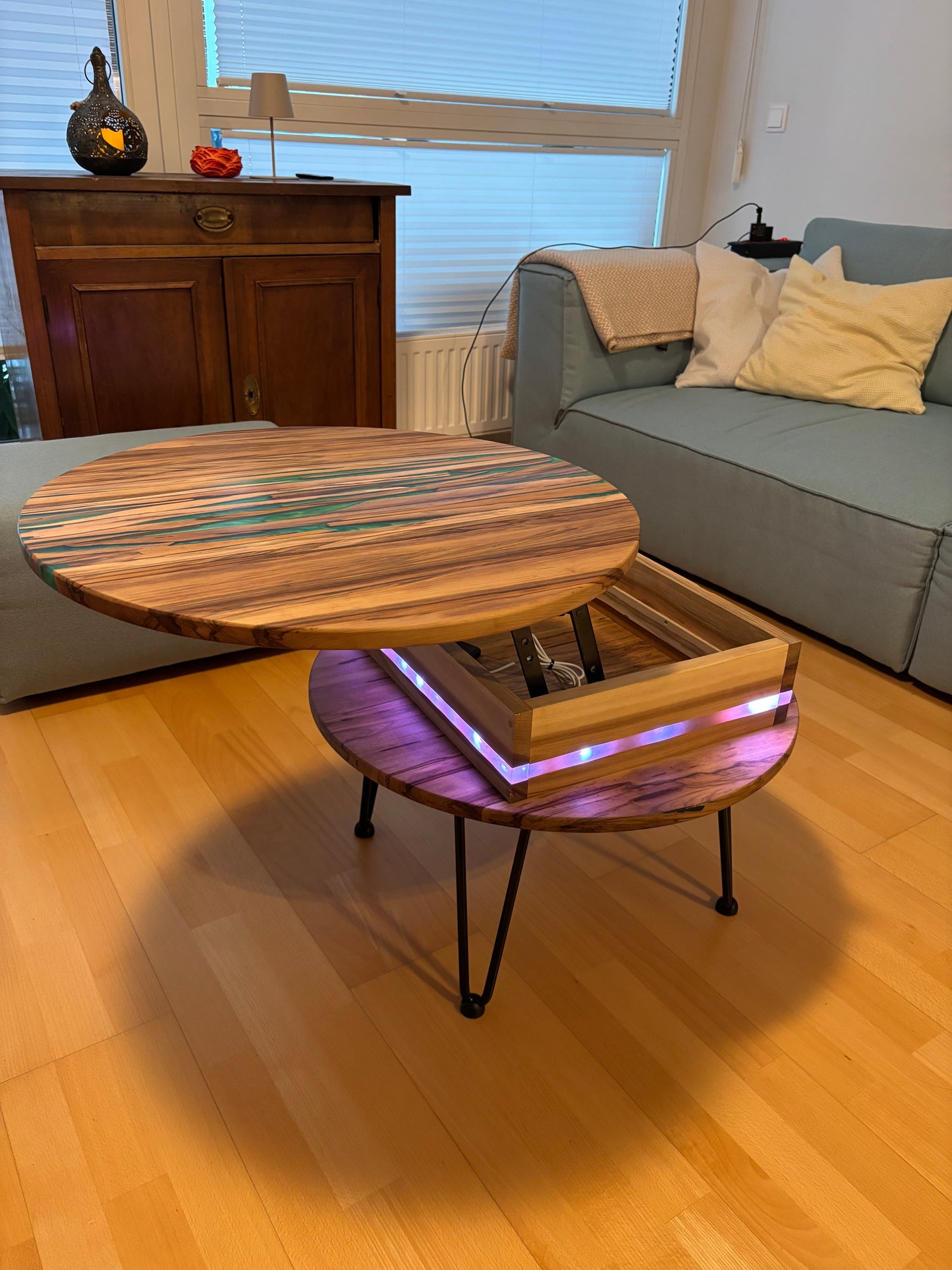 Couchtisch aus Satin-Nussbaum mit Epoxidharz und Led's