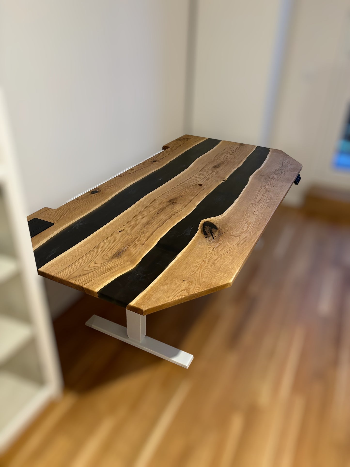 Moderner Bürotisch mit unsichtbarer Ladefunktion