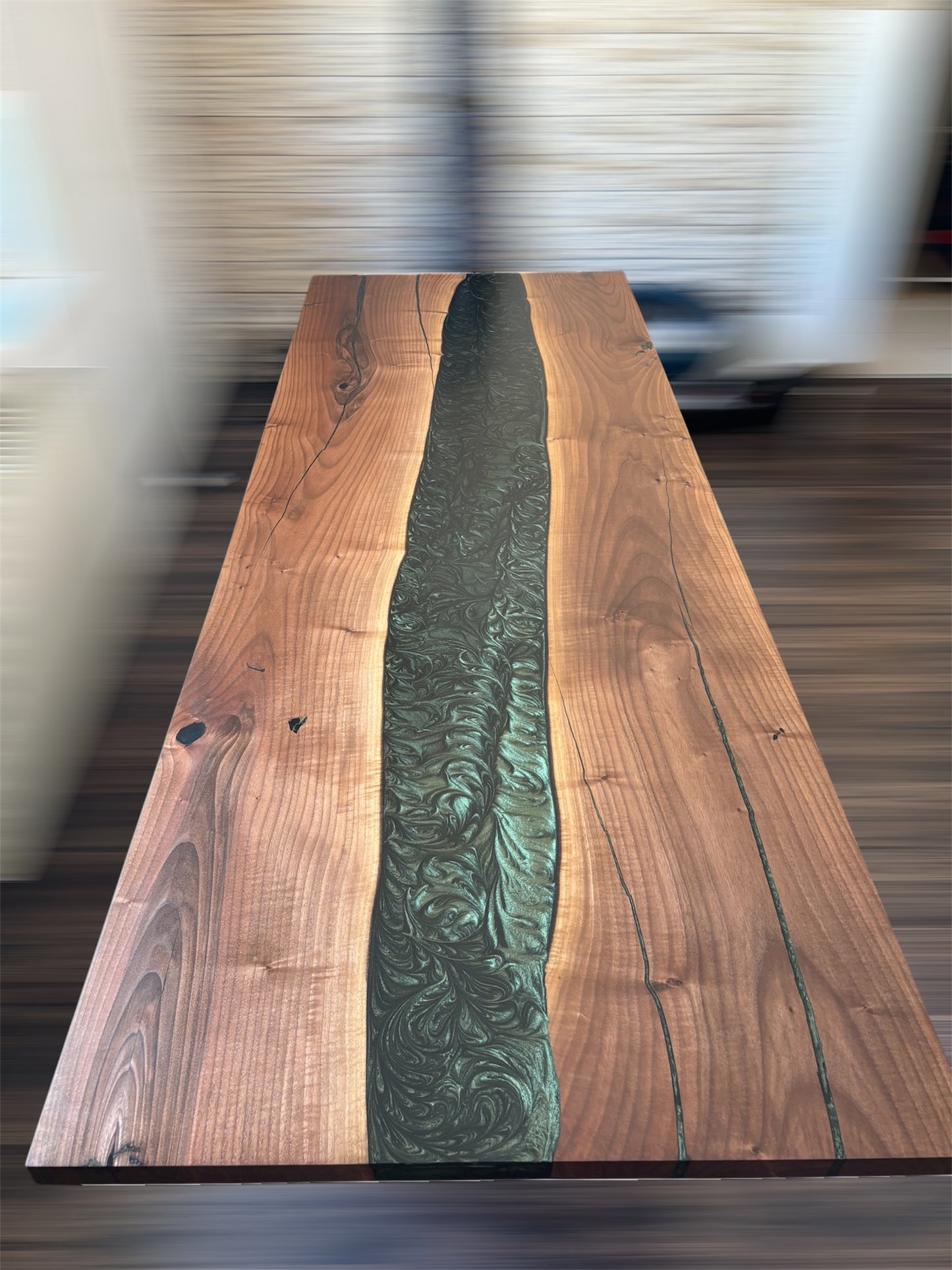 Handgefertigter Nussbaum-Holztisch mit Epoxidharz