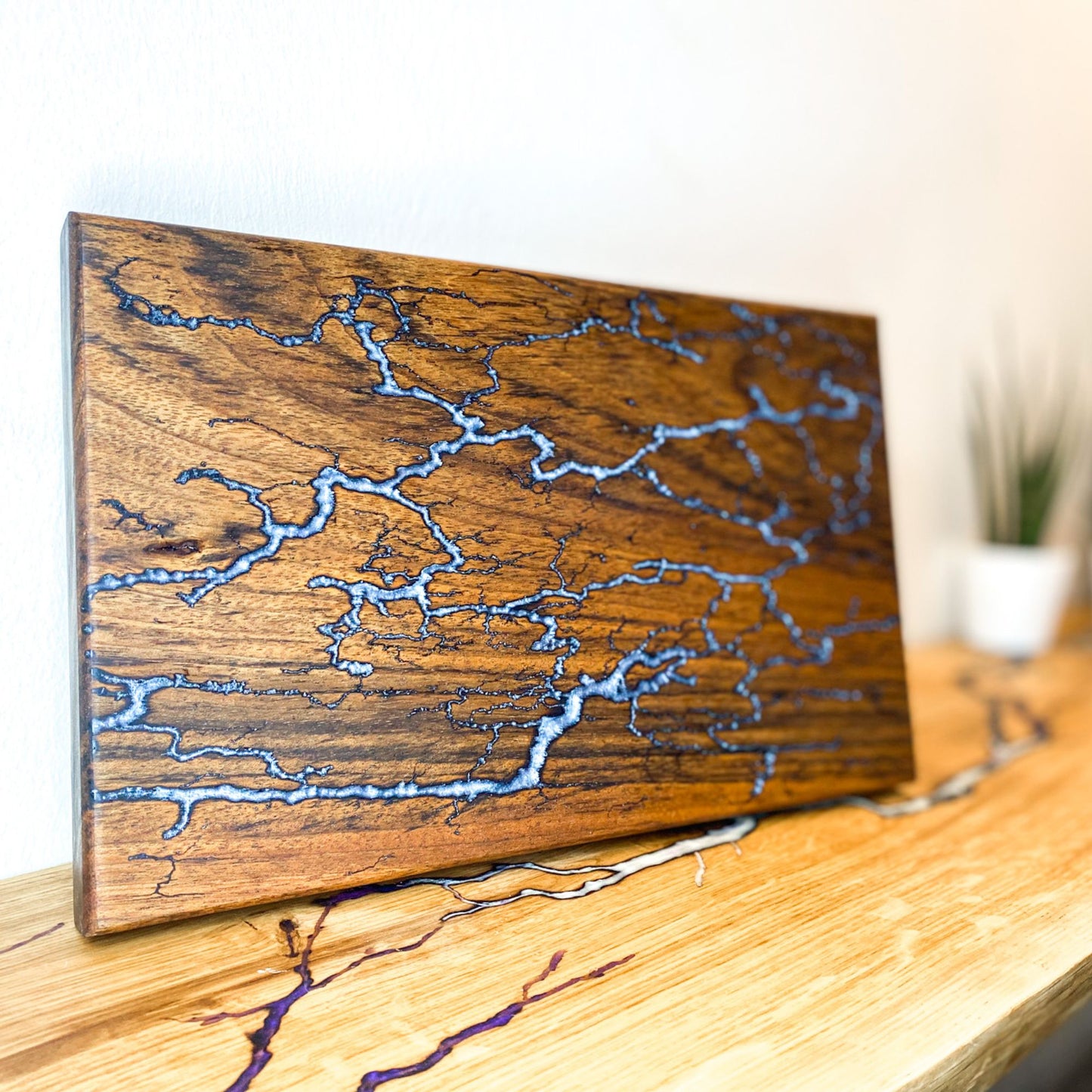 Schneidebrett Nussholz mit Lichtenberg Figuren und Epoxidharz