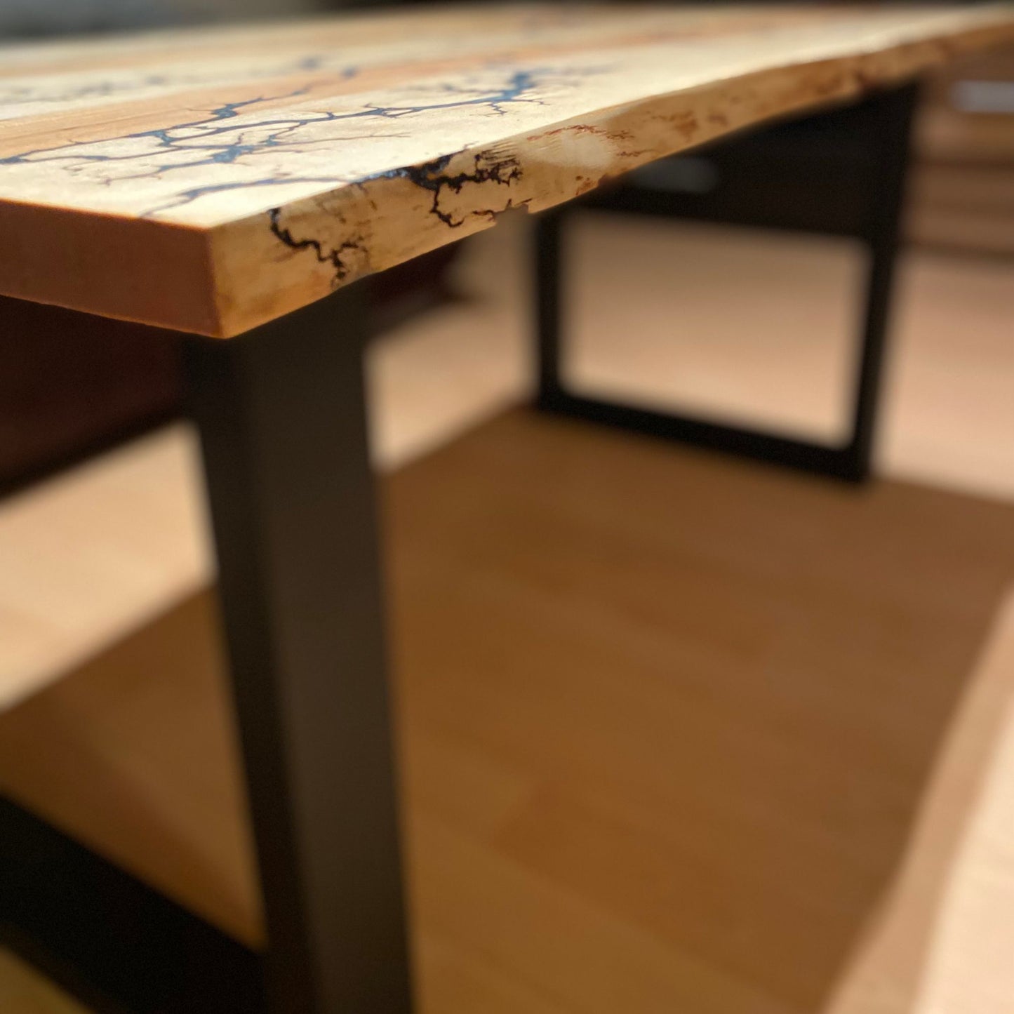 Handgefertigter Designer-Couchtisch aus Österreich, verziert mit Lichtenberg-Figuren und grau-weißem und silbernem Epoxidharz.
