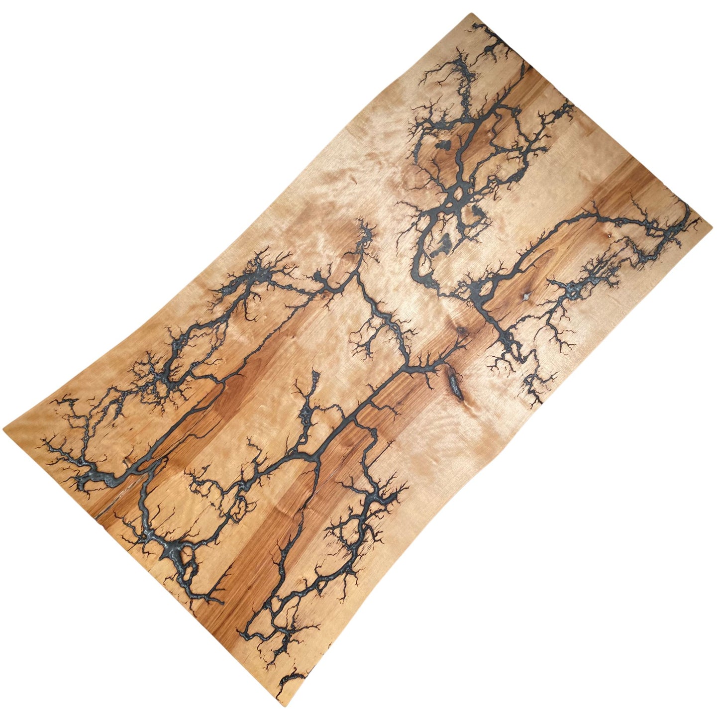 Blick auf den Couchtisch, der die einzigartige Mischung aus Lichtenberg-Figuren und grau-weißem und silbernem Epoxidharz zeigt