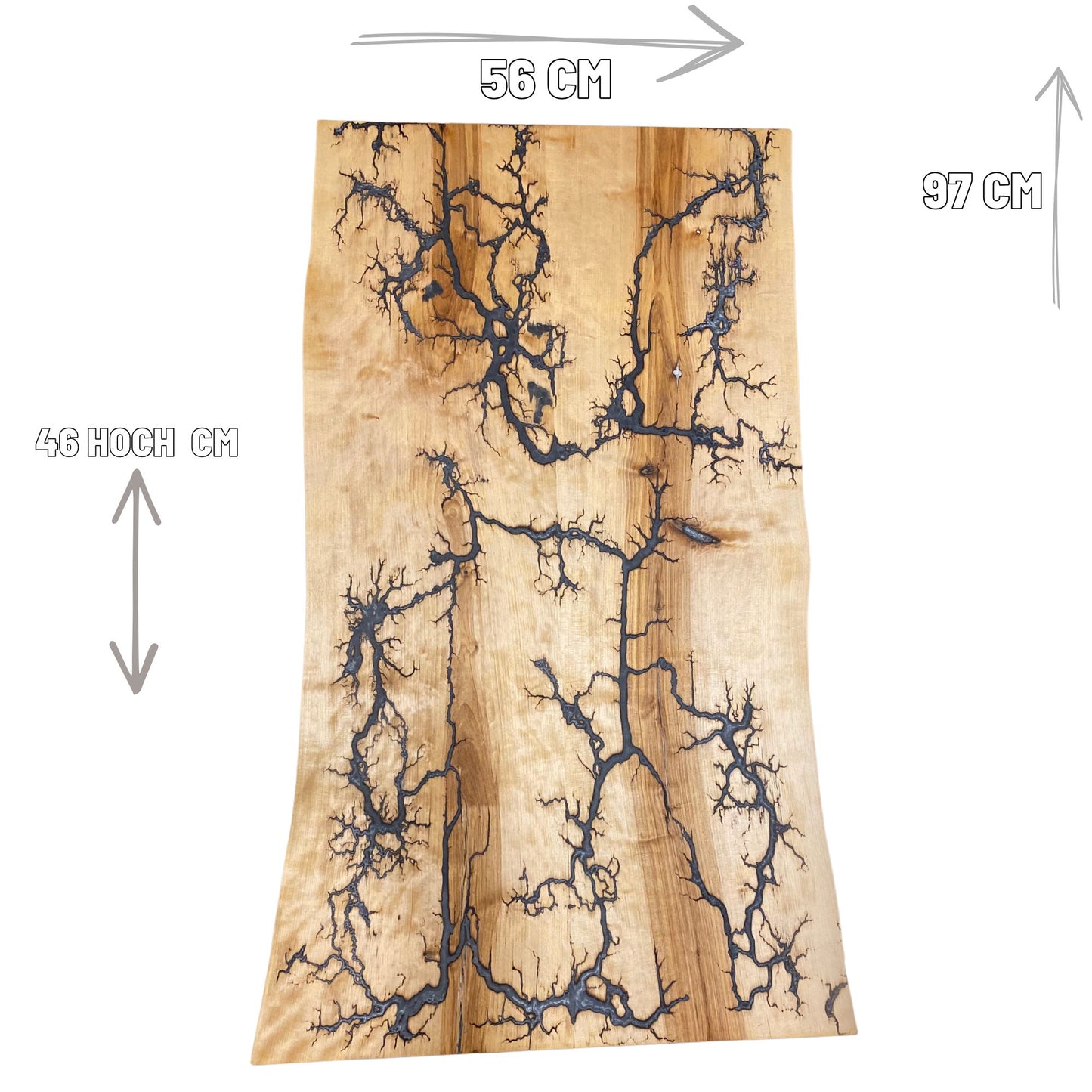 Nahaufnahme des Couchtisches, der die glatte Oberfläche und die detaillierten Lichtenberg-Figuren mit grau-weißem und silbernem Epoxidharz hervorhebt