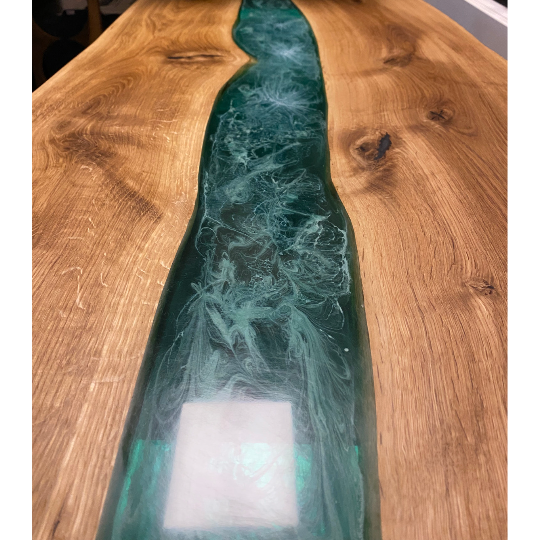 Couchtisch aus massiver Eiche mit Epoxidharzfluss in Wunschfarbe/-muster