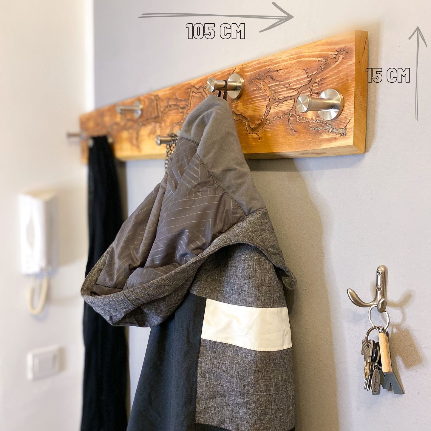Wandgarderobe aus gestockter Buche mit Lichtenberg Figuren & Epoxidharz