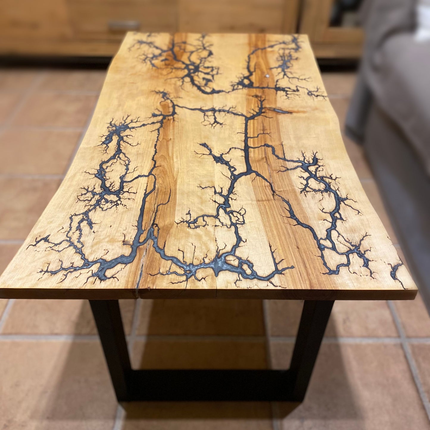 Couchtisch Birkenholz Massivholz mit Lichtenberg Figuren & Epoxidharz