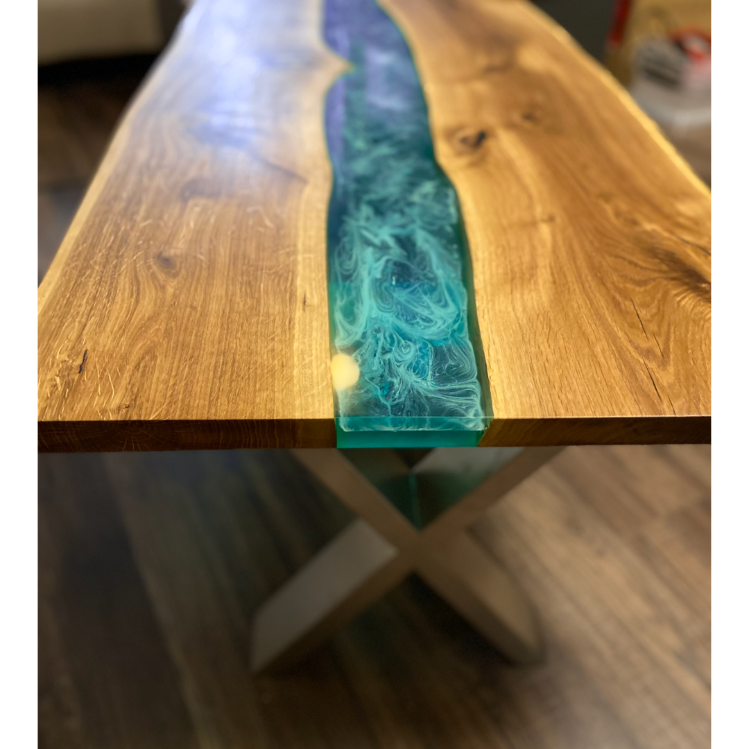 Couchtisch aus massiver Eiche mit Epoxidharzfluss in Wunschfarbe/-muster