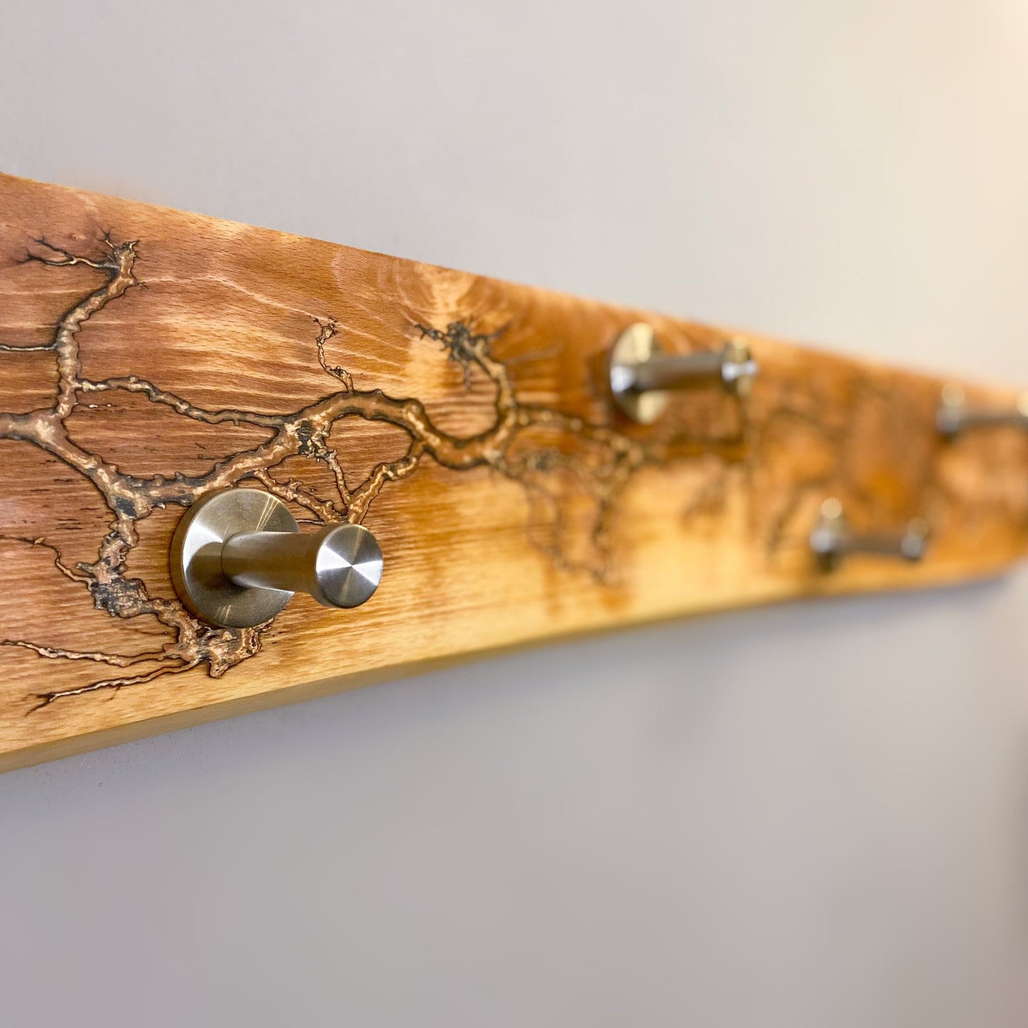 Wandgarderobe aus gestockter Buche mit Lichtenberg Figuren & Epoxidharz