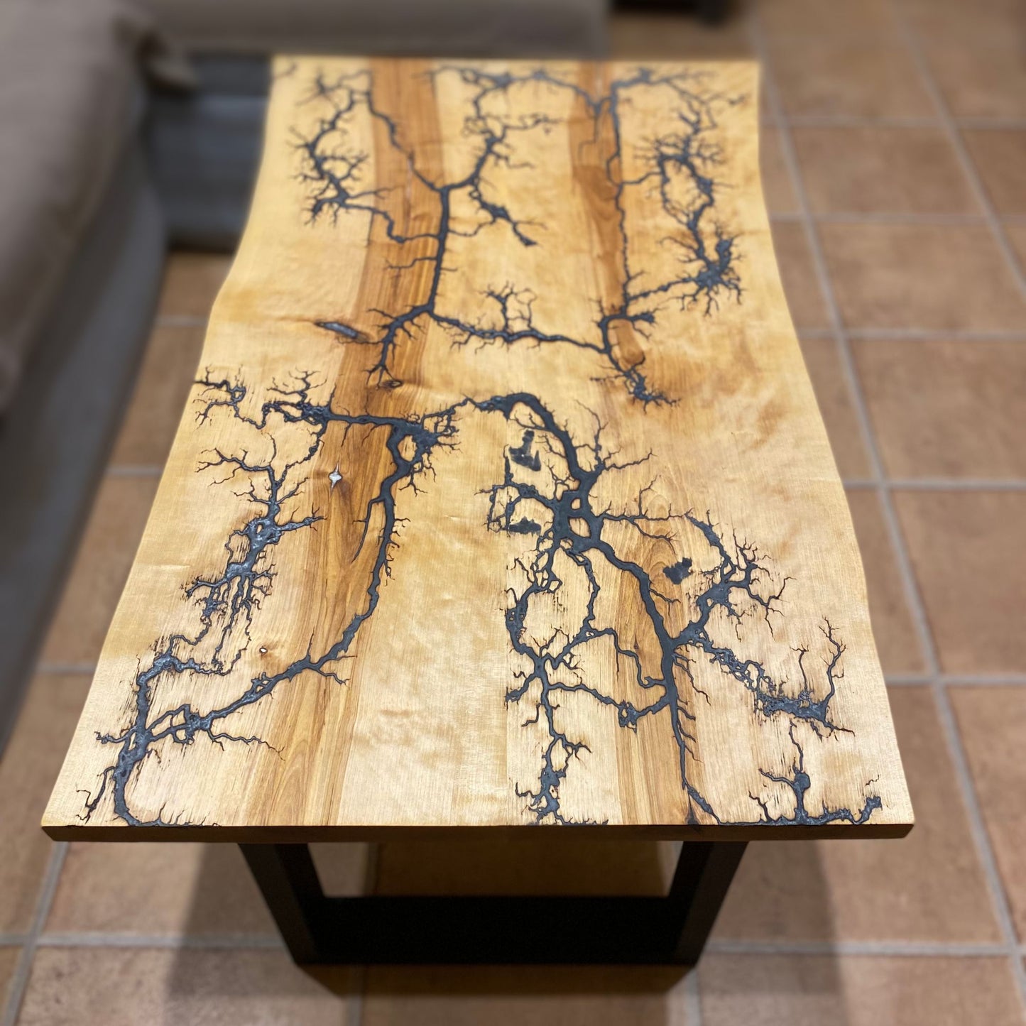 Ein einzigartiger Couchtisch aus Massivholz mit Lichtenberg Figuren und grau-weißem und silbernem Epoxidharz.