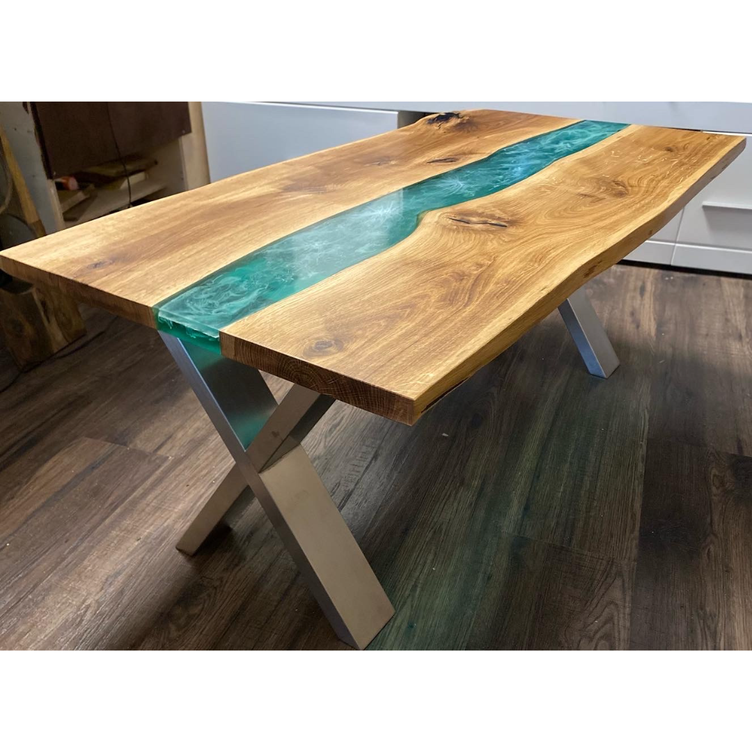 Couchtisch aus massiver Eiche mit Epoxidharzfluss in Wunschfarbe/-muster