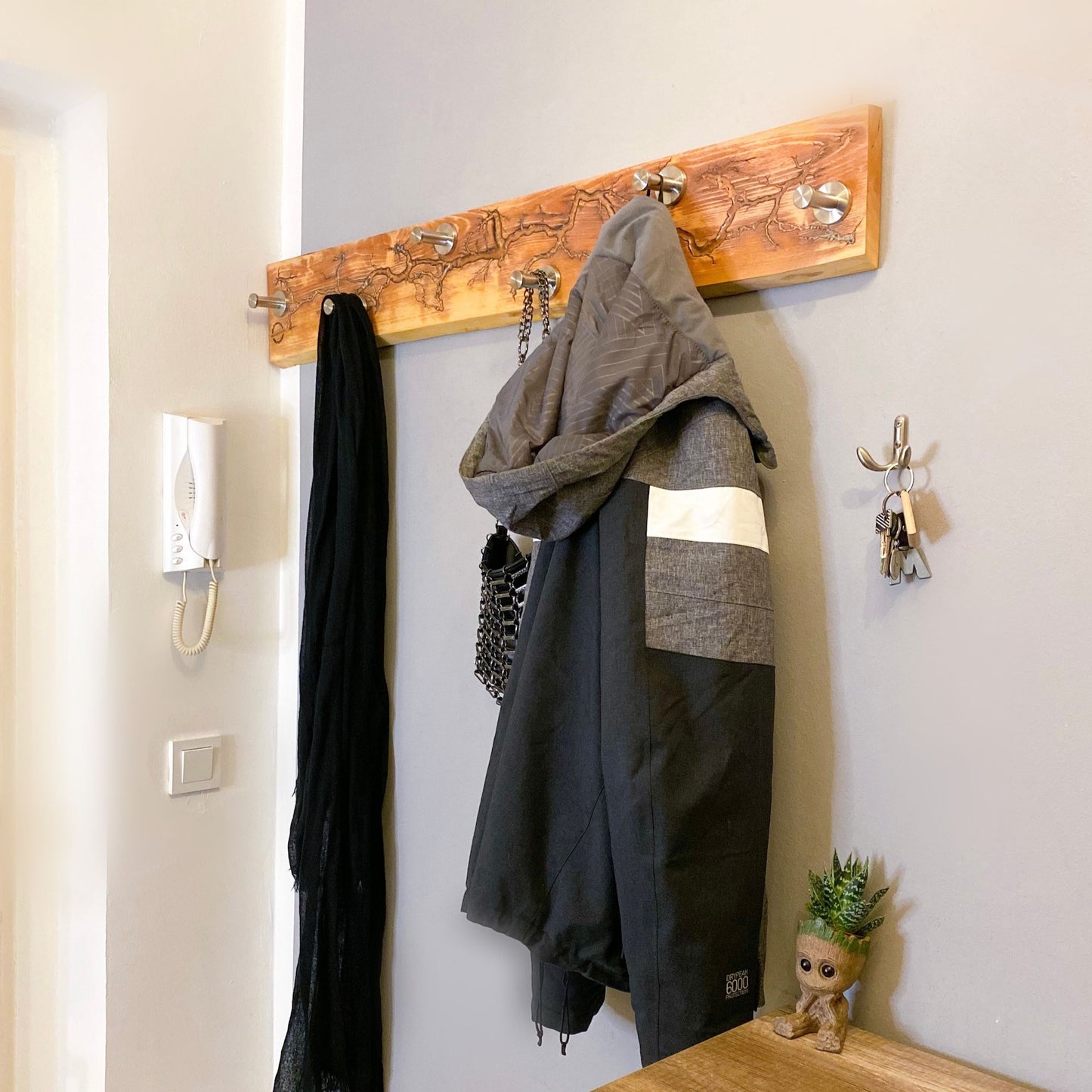 Wandgarderobe aus gestockter Buche mit Lichtenberg Figuren & Epoxidharz
