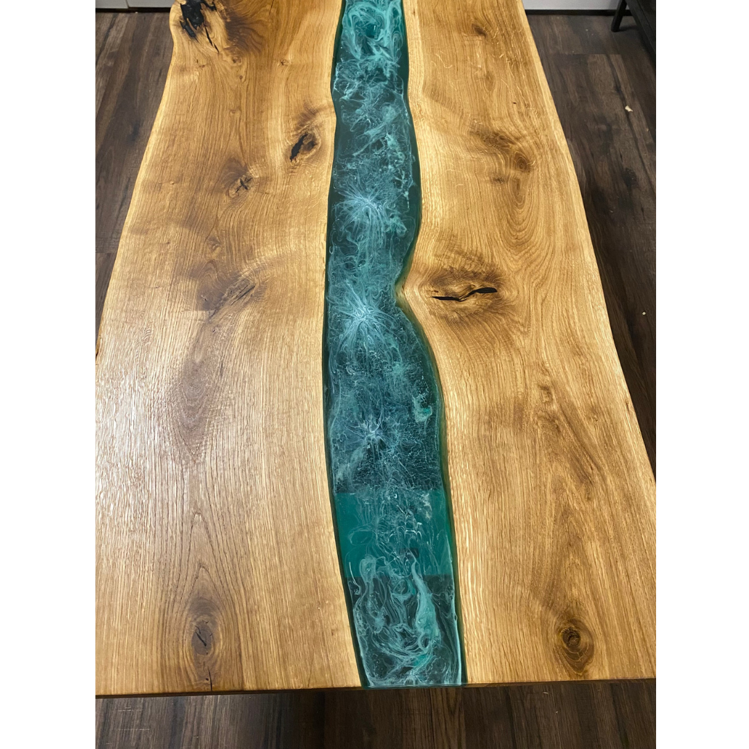 Couchtisch aus massiver Eiche mit Epoxidharzfluss in Wunschfarbe/-muster
