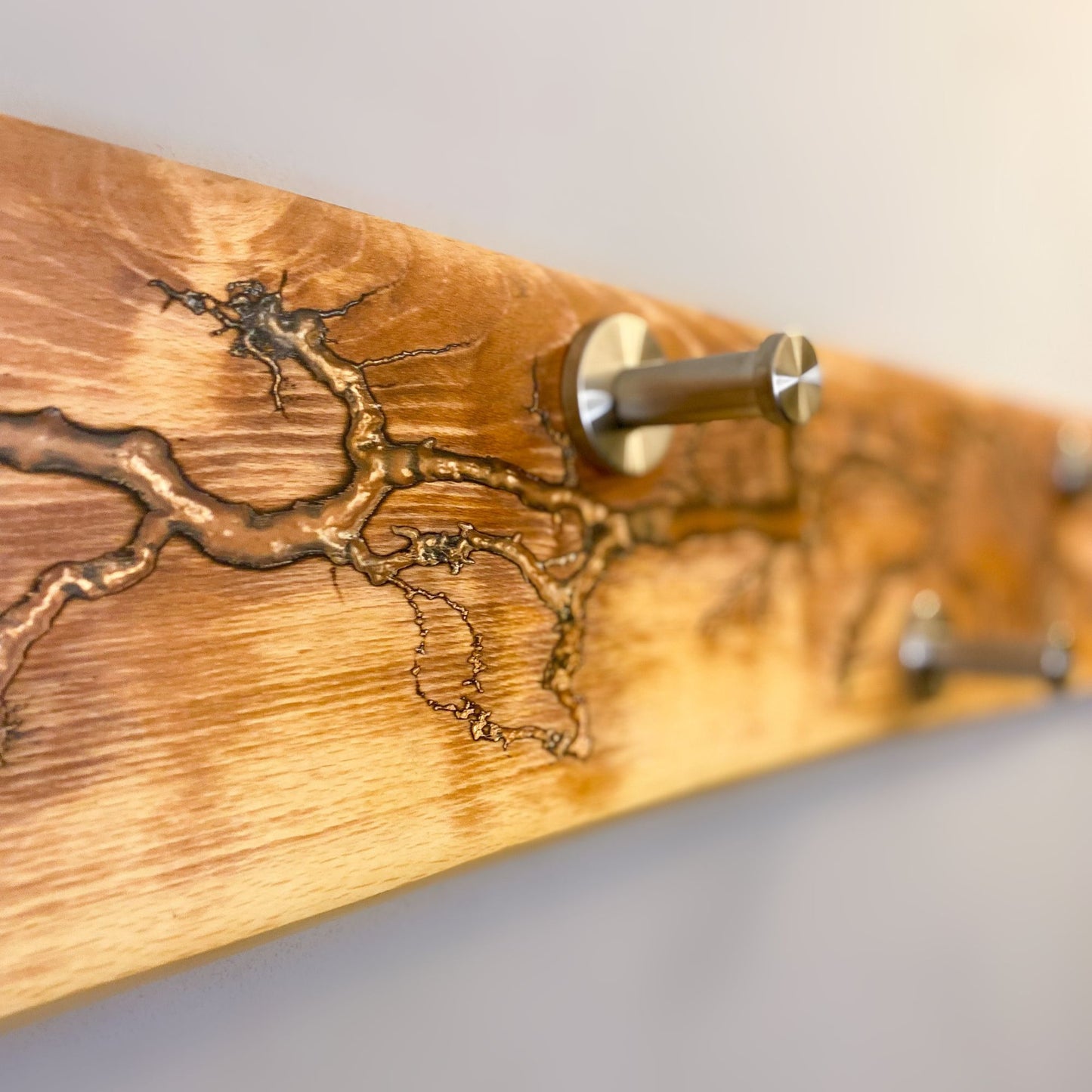 Wandgarderobe aus gestockter Buche mit Lichtenberg Figuren & Epoxidharz