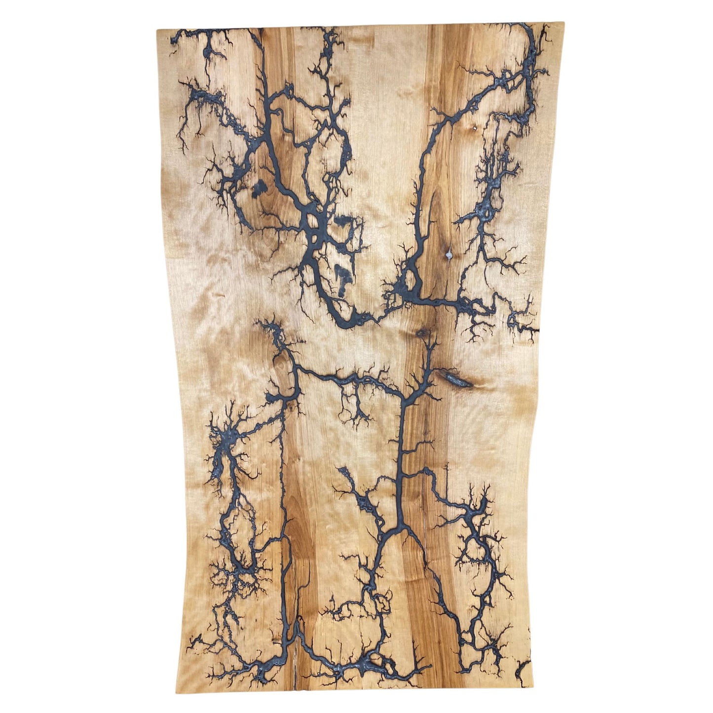 Couchtisch aus heimischem Birkenkernholz, verziert mit Lichtenberg-Figuren und grau-weißem und silbernem Epoxidharz.