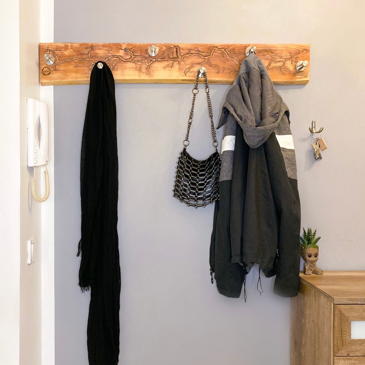 Wandgarderobe aus gestockter Buche mit Lichtenberg Figuren & Epoxidharz