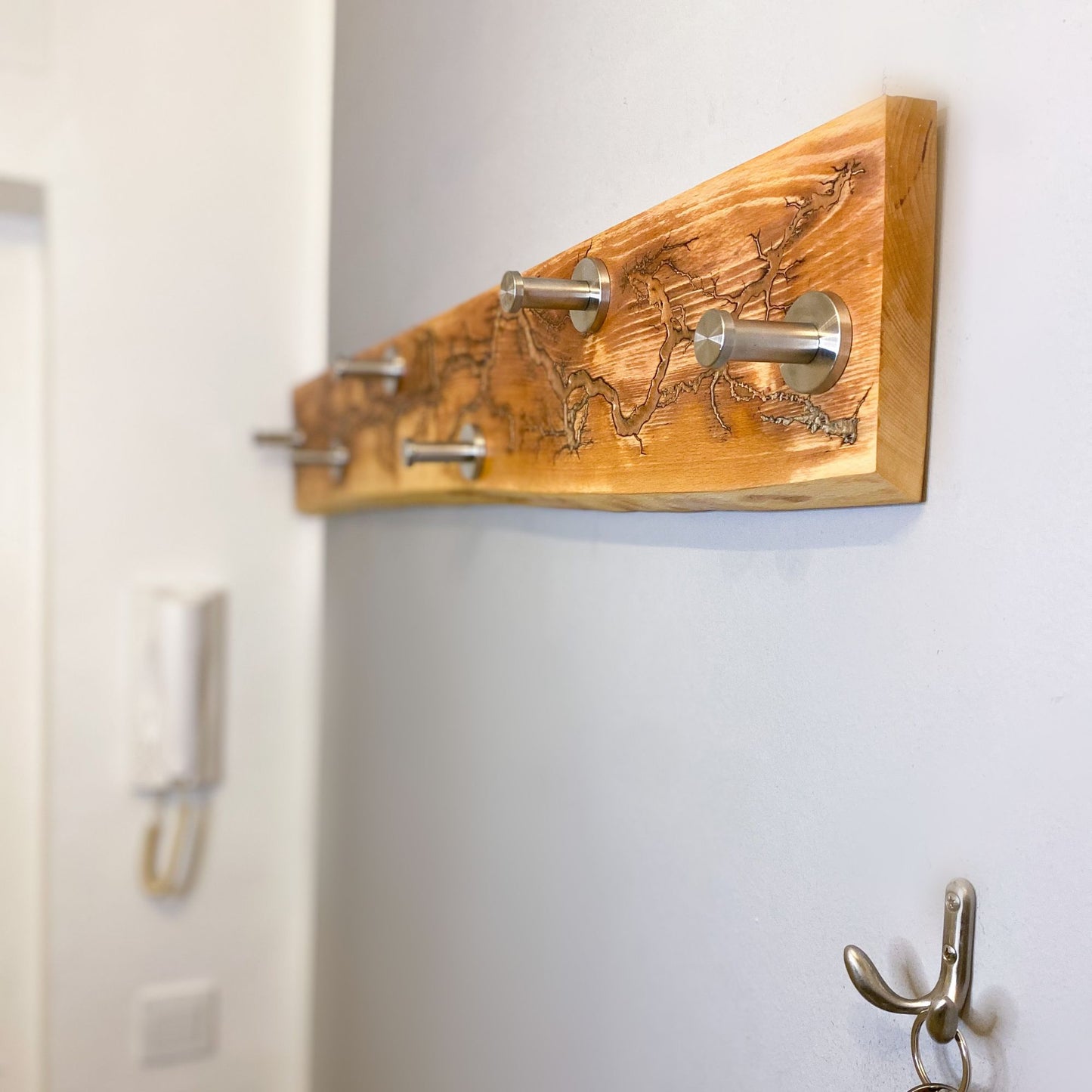 Wandgarderobe aus gestockter Buche mit Lichtenberg Figuren & Epoxidharz