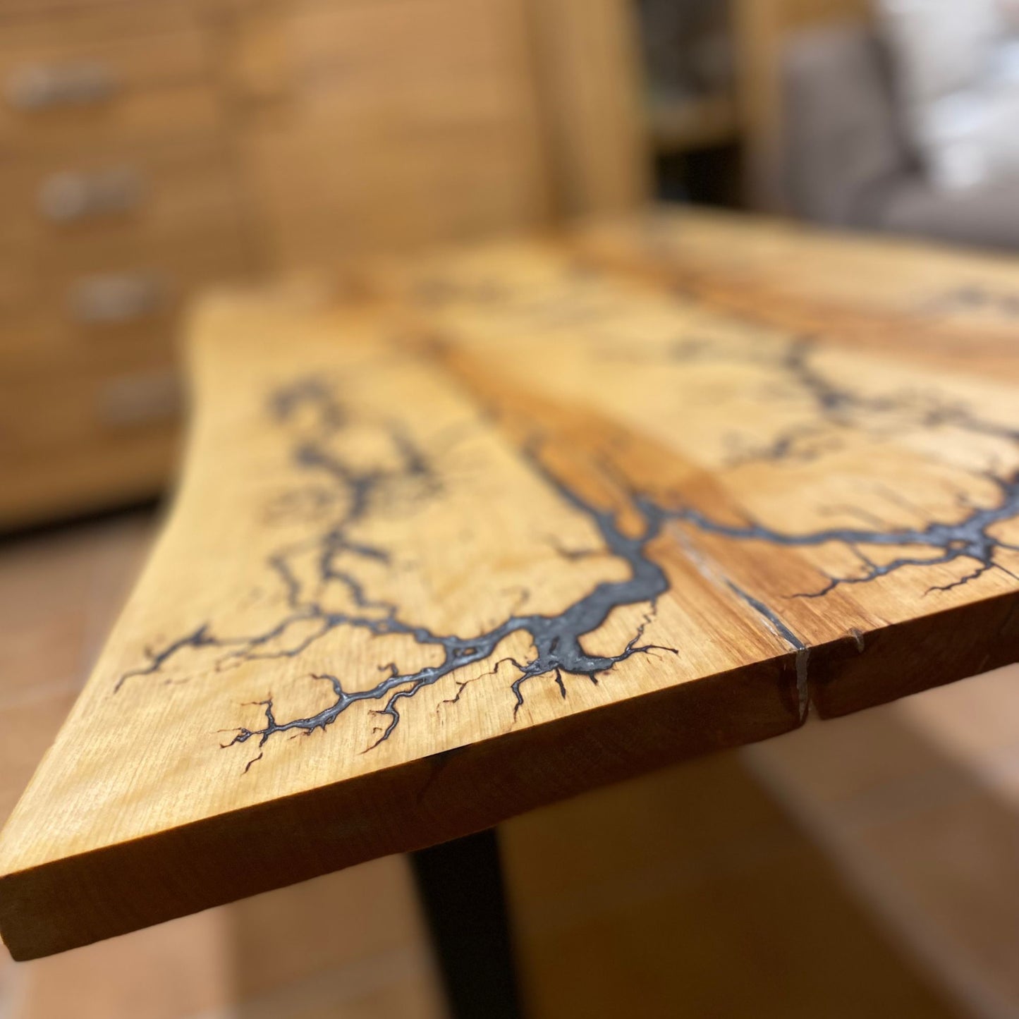 "Der Couchtisch zeigt die Schönheit von Lichtenberg-Figuren, kombiniert mit der Tiefe von grau-weißem und silbernem Epoxidharz."
