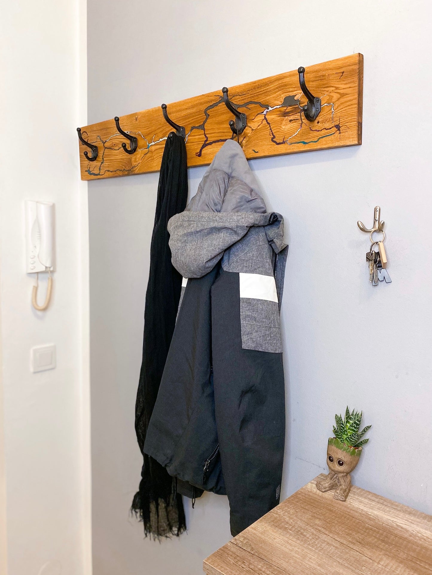 Wandgarderobe aus Eichenholz mit Lichtenberg figuren & Epoxidharz