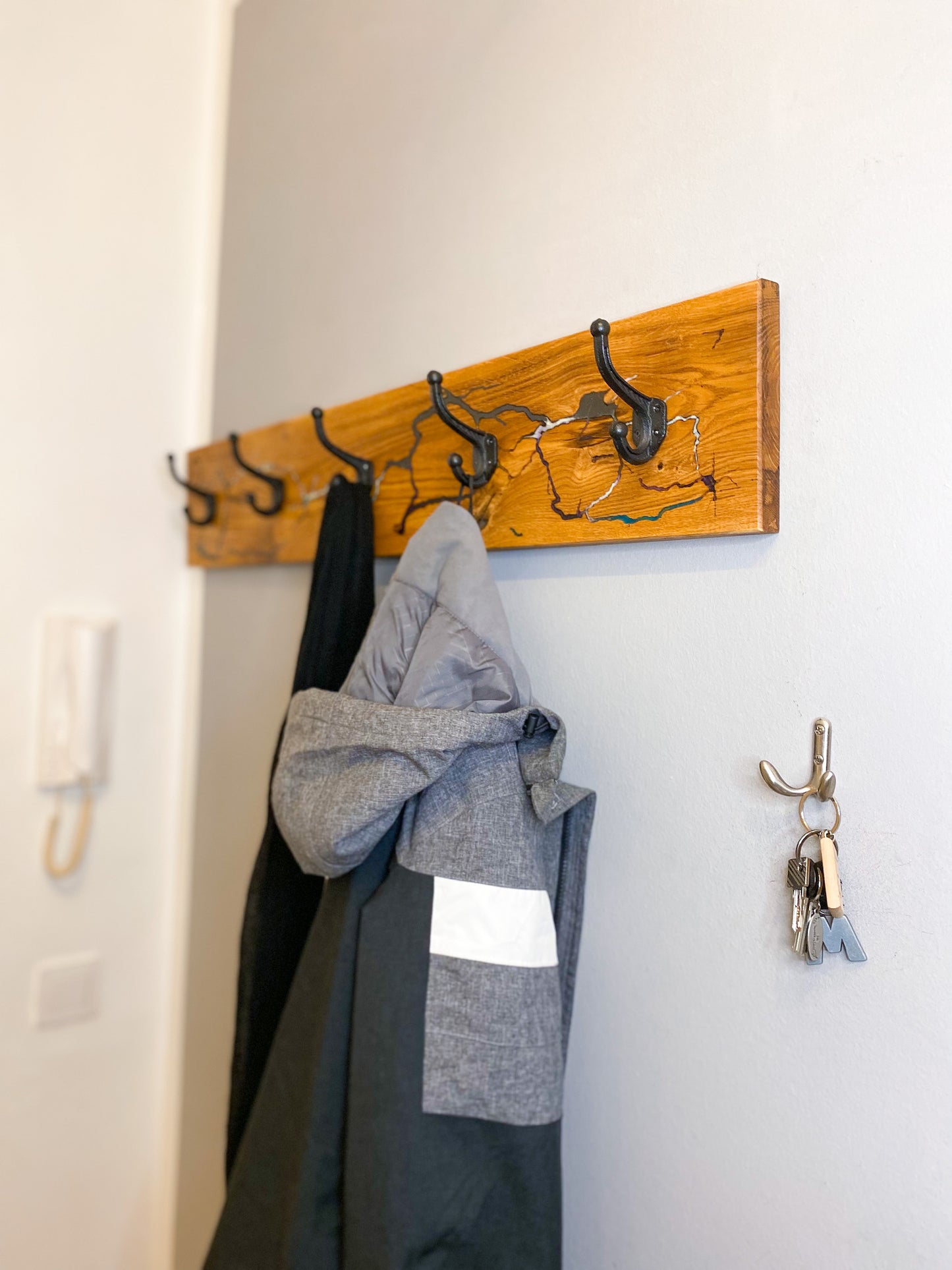 Wandgarderobe aus Eichenholz mit Lichtenberg figuren & Epoxidharz