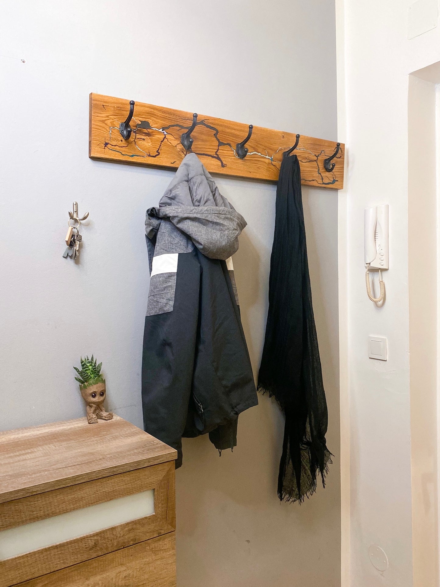 Wandgarderobe aus Eichenholz mit Lichtenberg figuren & Epoxidharz