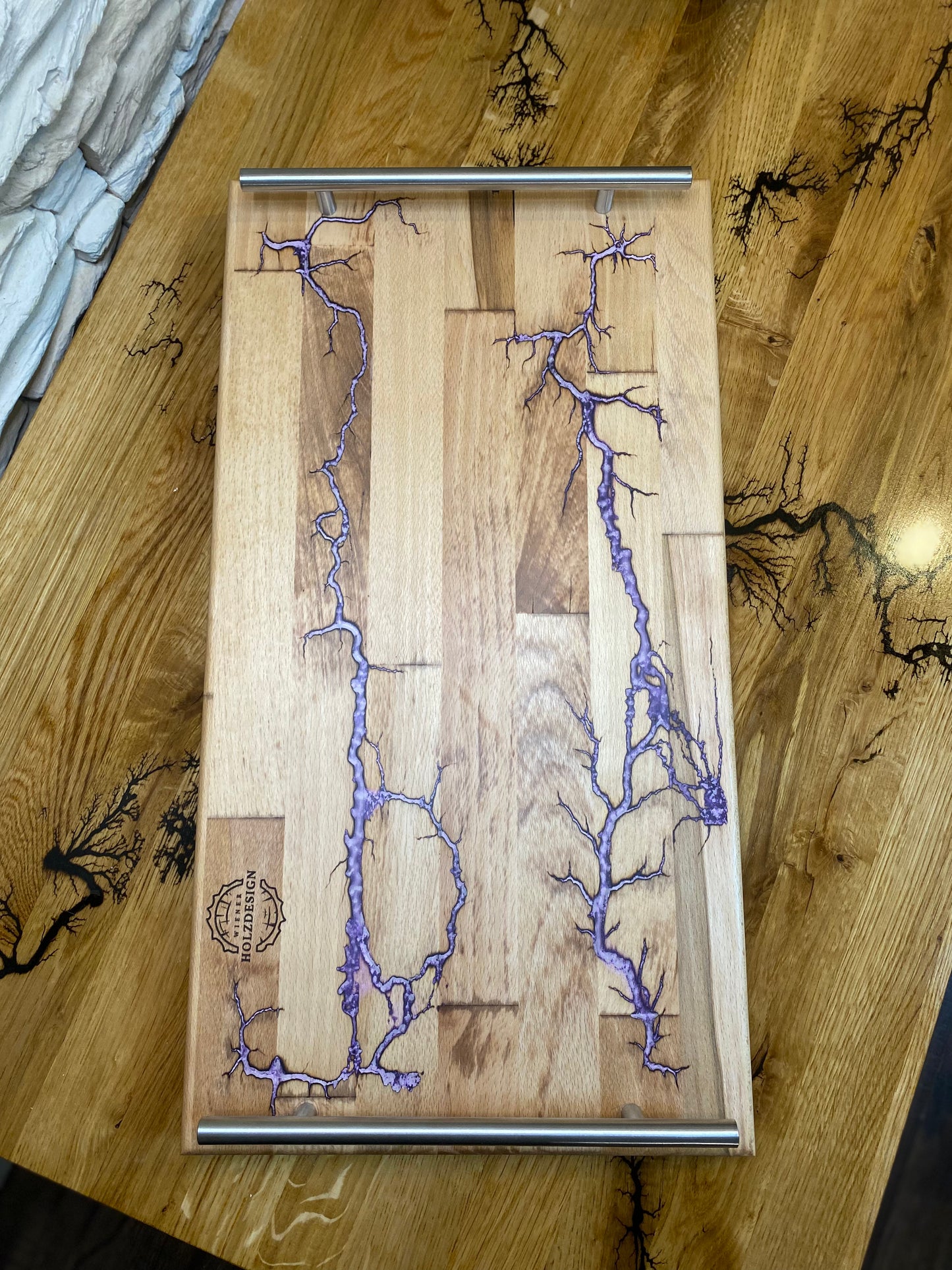 Serviertablett aus massivem Buchenholz mit Lichtenbergfiguren & Epoxidharz