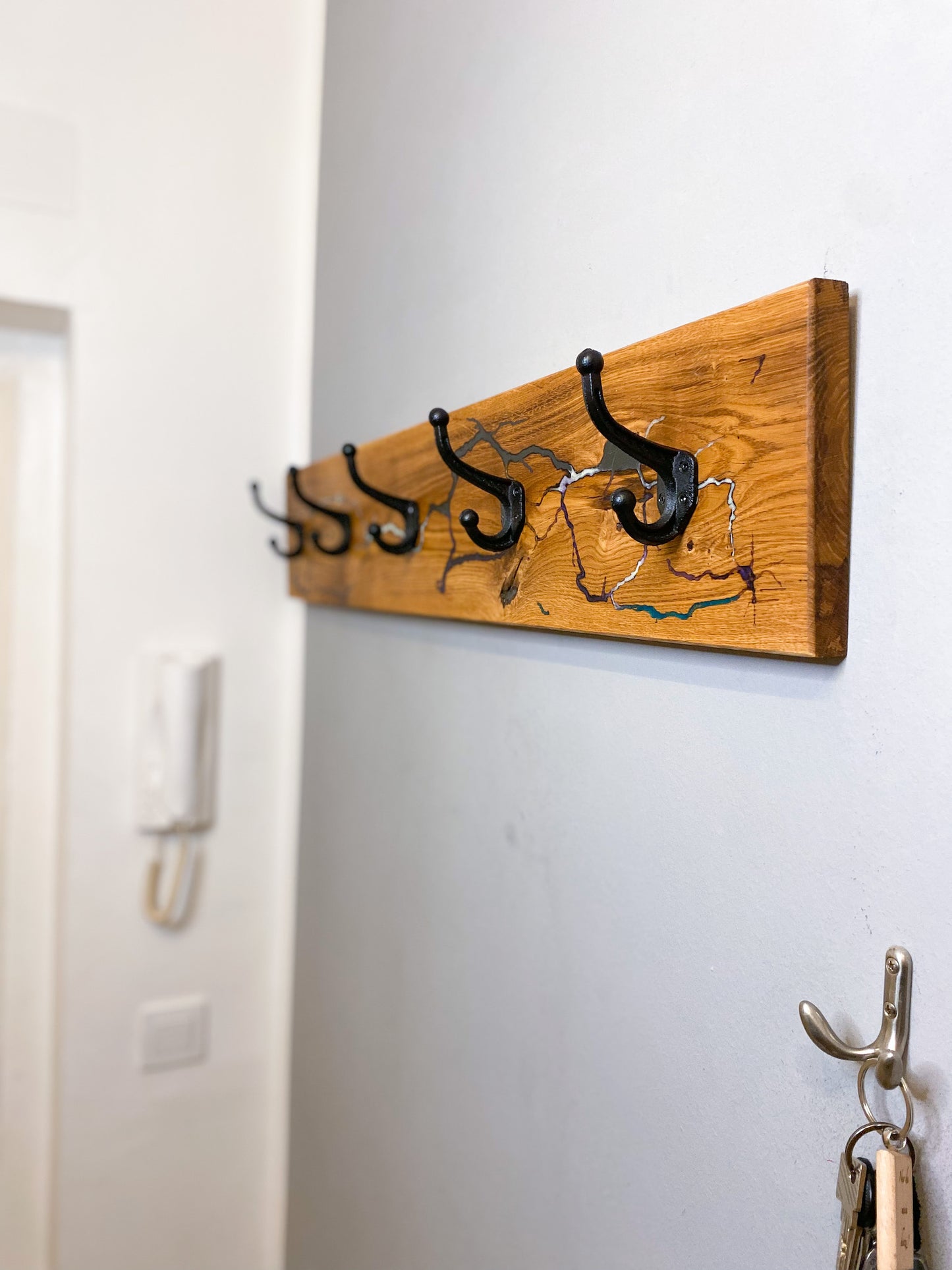 Wandgarderobe aus Eichenholz mit Lichtenberg figuren & Epoxidharz