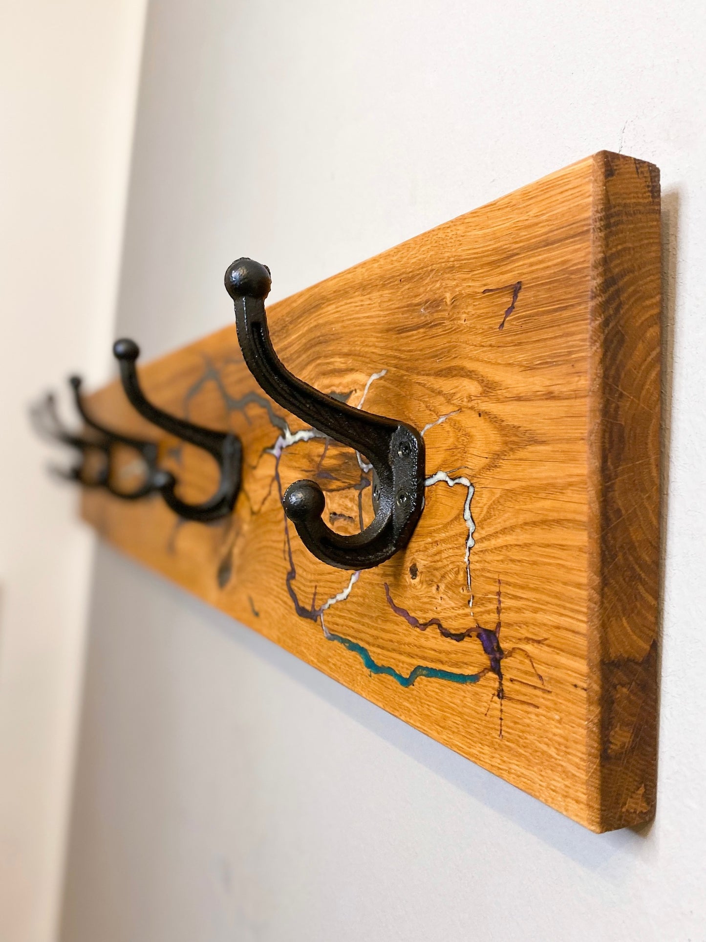 Wandgarderobe aus Eichenholz mit Lichtenberg figuren & Epoxidharz