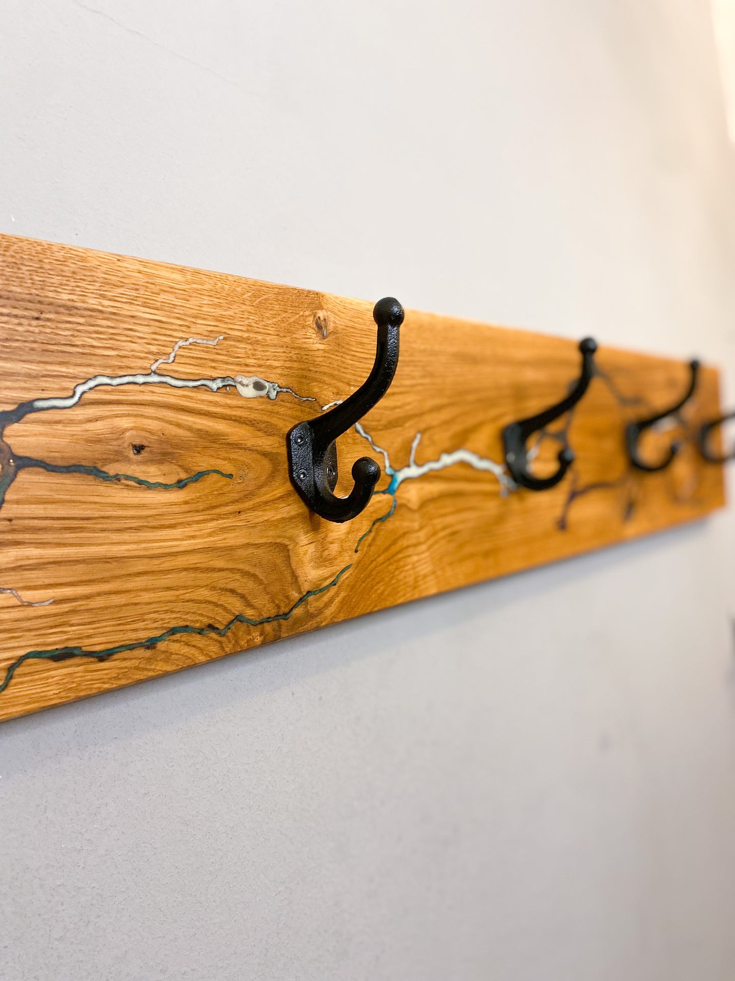 Wandgarderobe aus Eichenholz mit Lichtenberg figuren & Epoxidharz