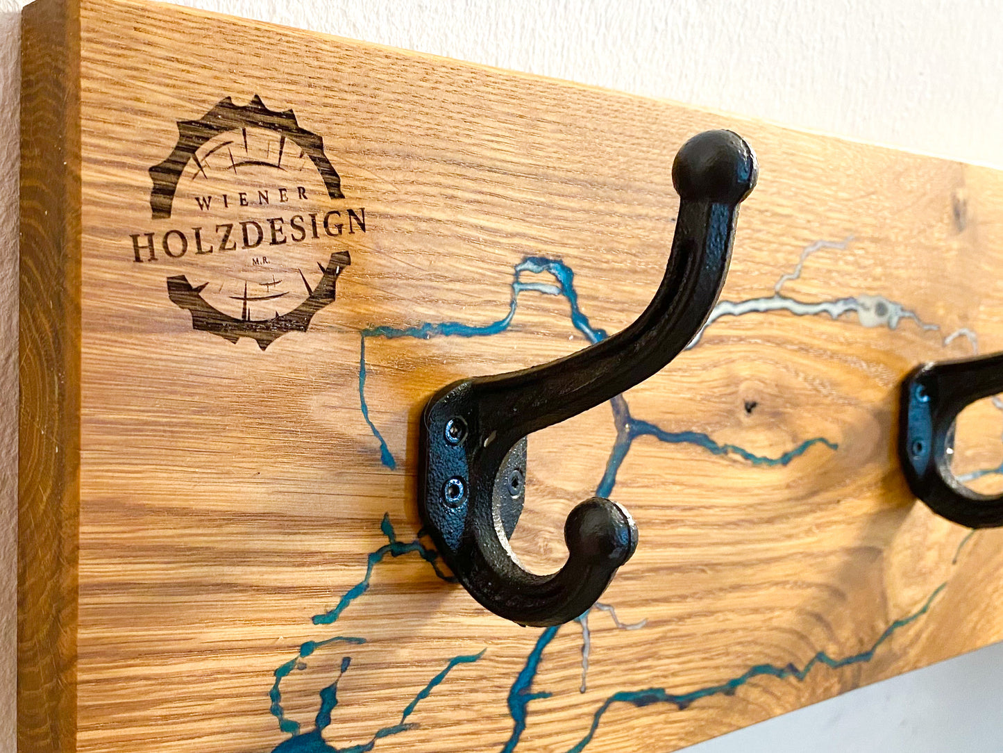 Wandgarderobe aus Eichenholz mit Lichtenberg figuren & Epoxidharz
