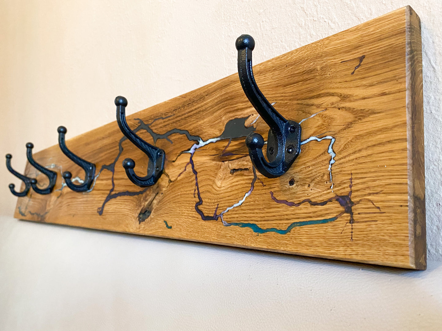 Wandgarderobe aus Eichenholz mit Lichtenberg figuren & Epoxidharz