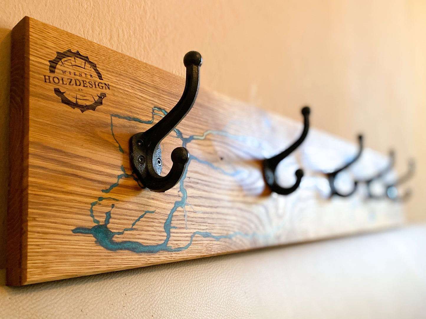 Wandgarderobe aus Eichenholz mit Lichtenberg figuren & Epoxidharz