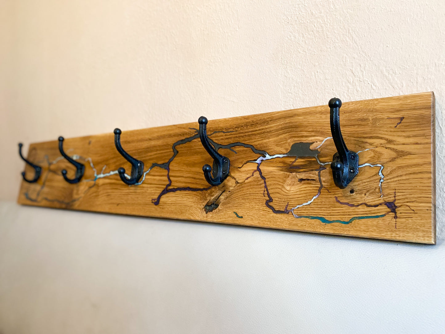 Wandgarderobe aus Eichenholz mit Lichtenberg figuren & Epoxidharz