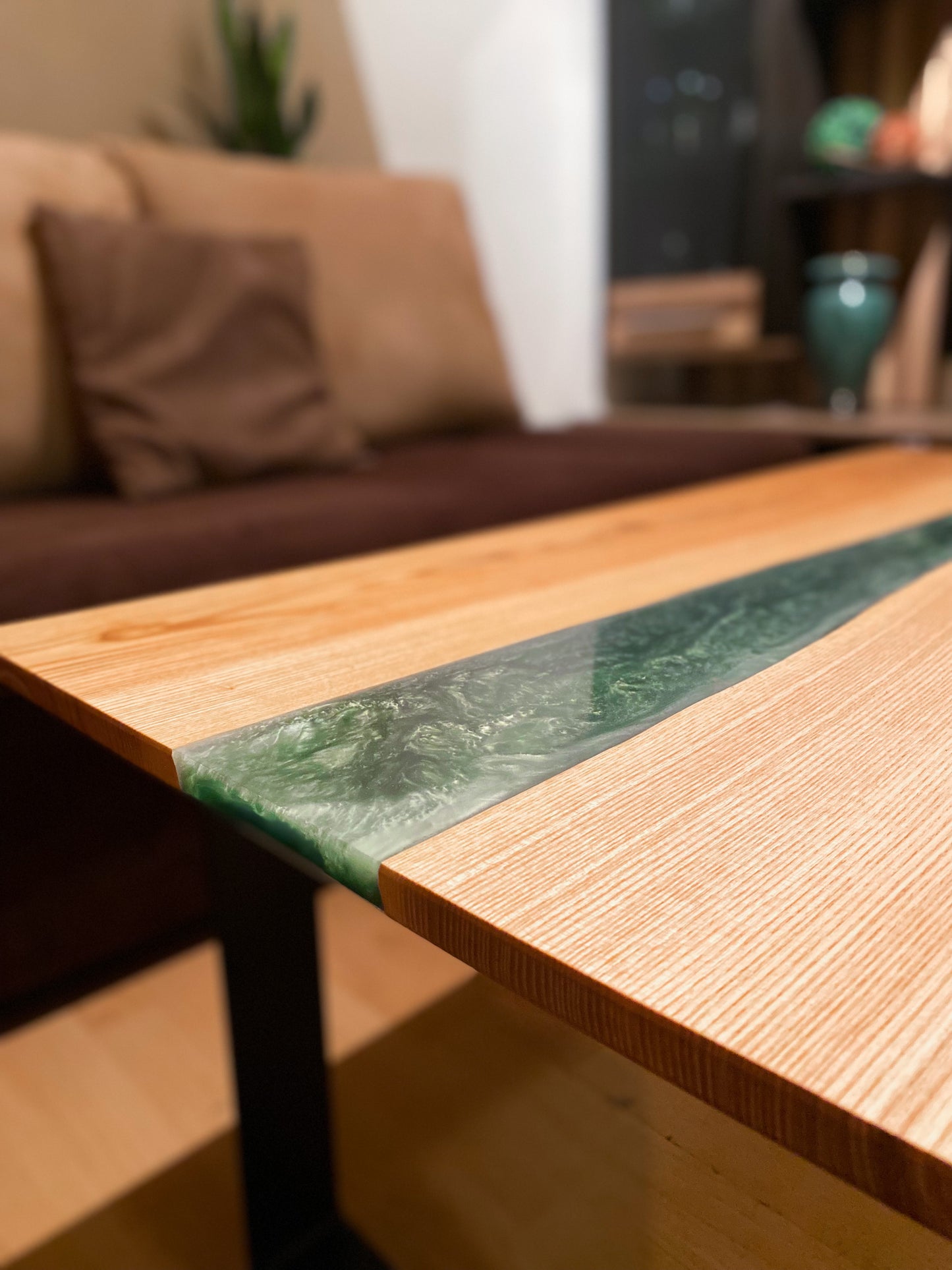 Couchtisch aus Kernesche mit Epoxidharz-Fluss in Grün