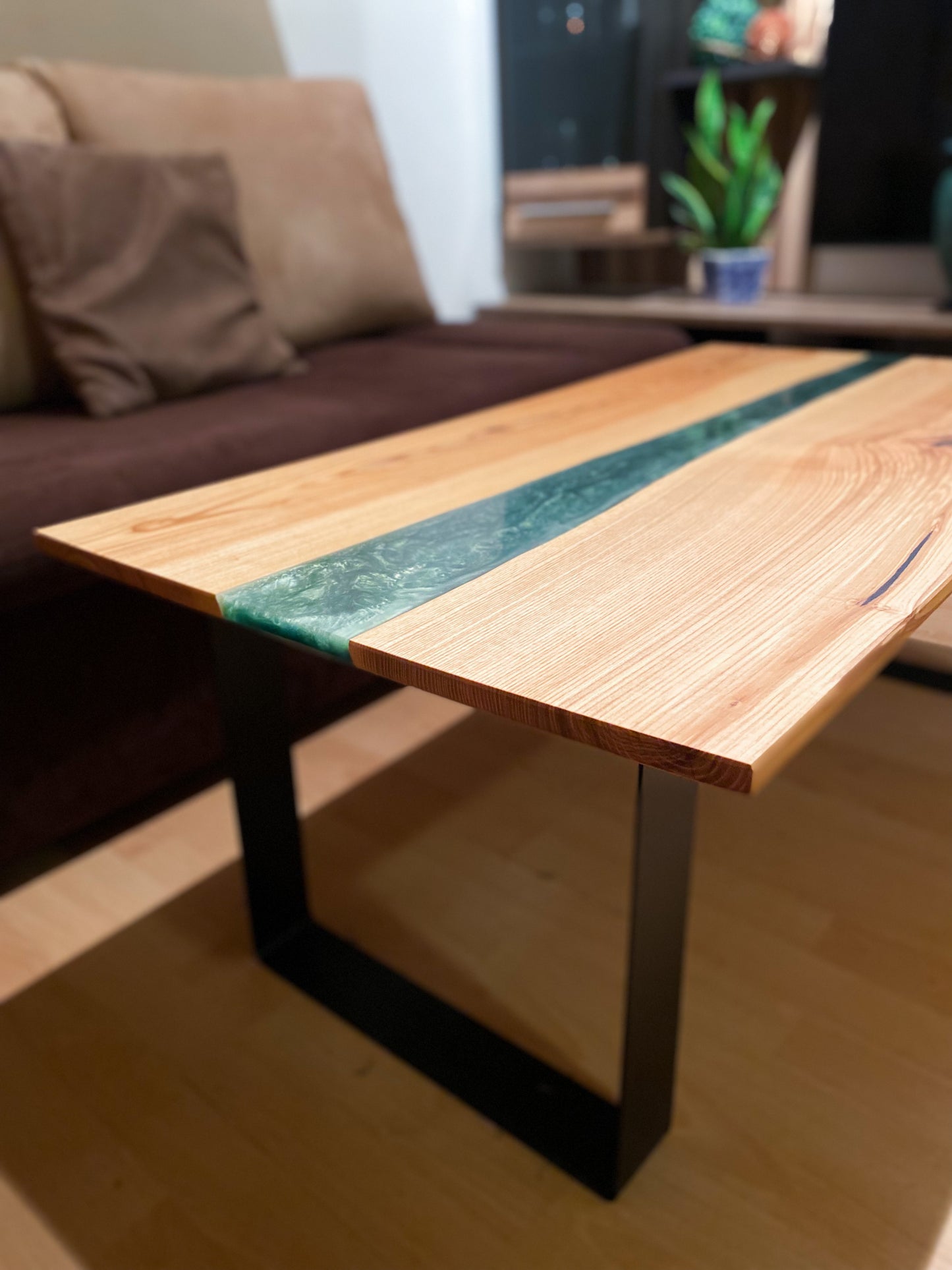 Couchtisch aus Kernesche mit Epoxidharz-Fluss in Grün