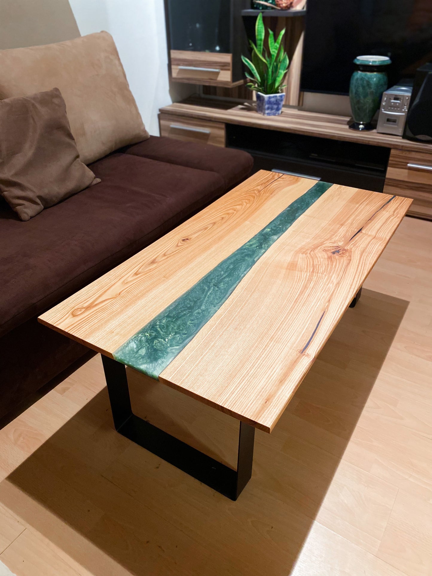 Couchtisch aus Kernesche mit Epoxidharz-Fluss in Grün