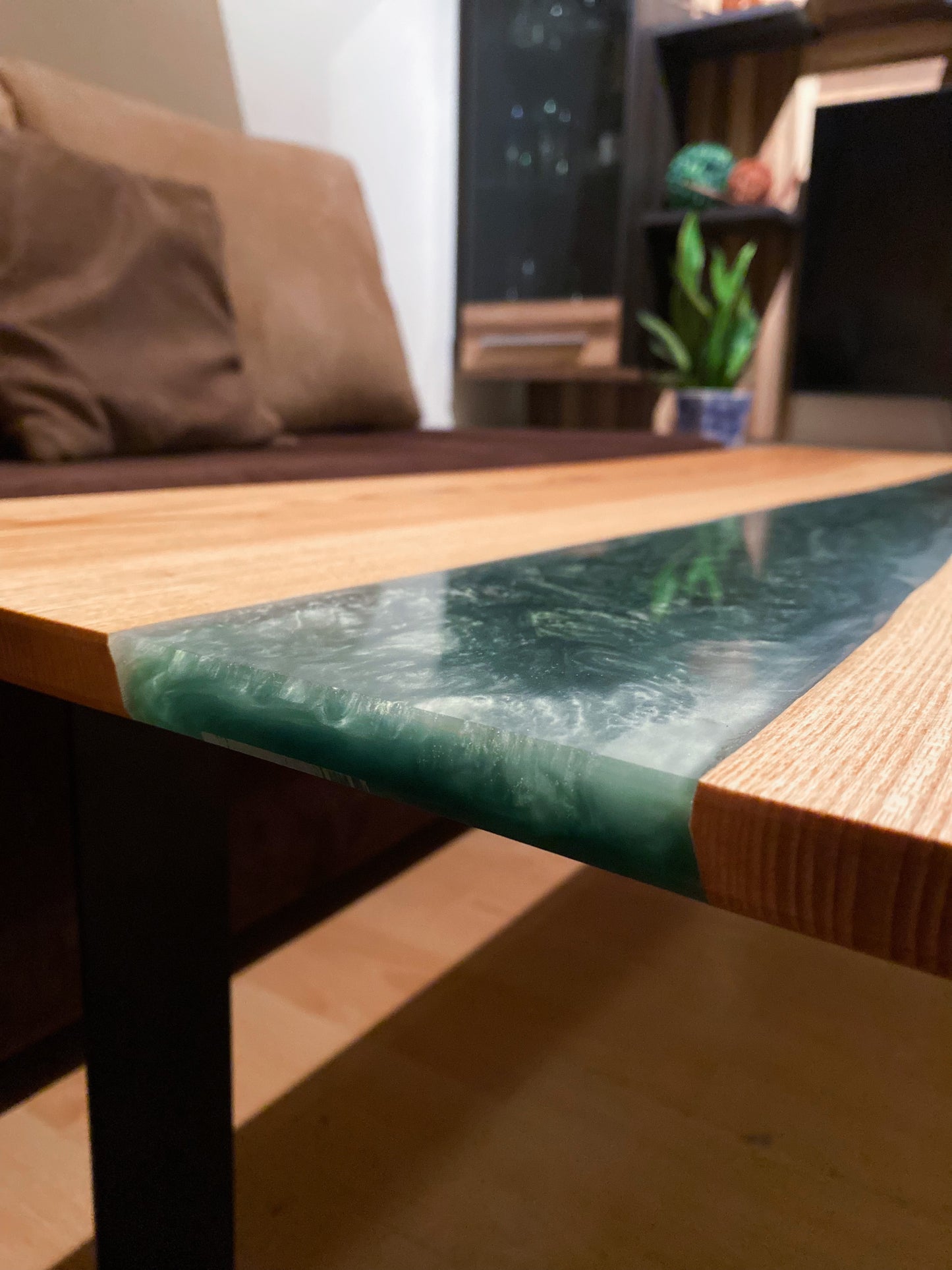 Couchtisch aus Kernesche mit Epoxidharz-Fluss in Grün