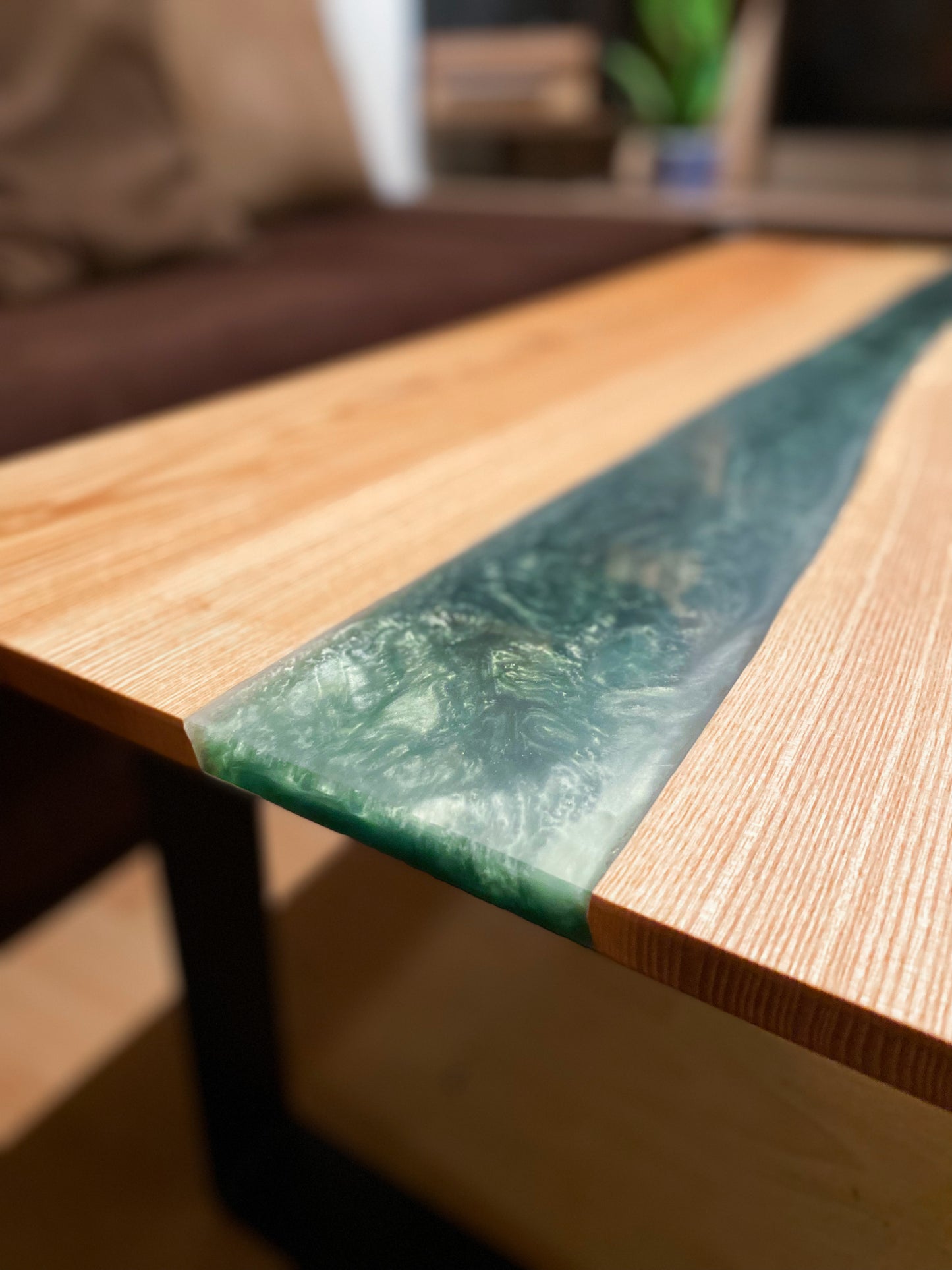 Couchtisch aus Kernesche mit Epoxidharz-Fluss in Grün