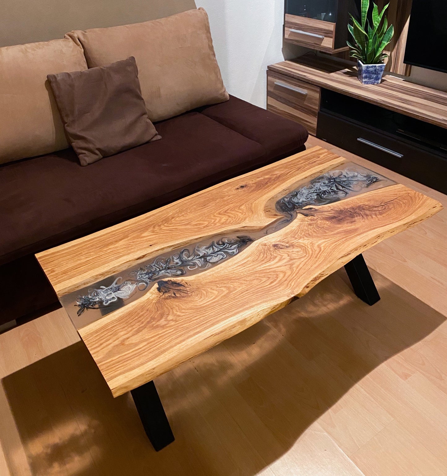 Couchtisch aus massiver Eiche mit transparentem Epoxidharzmuster
