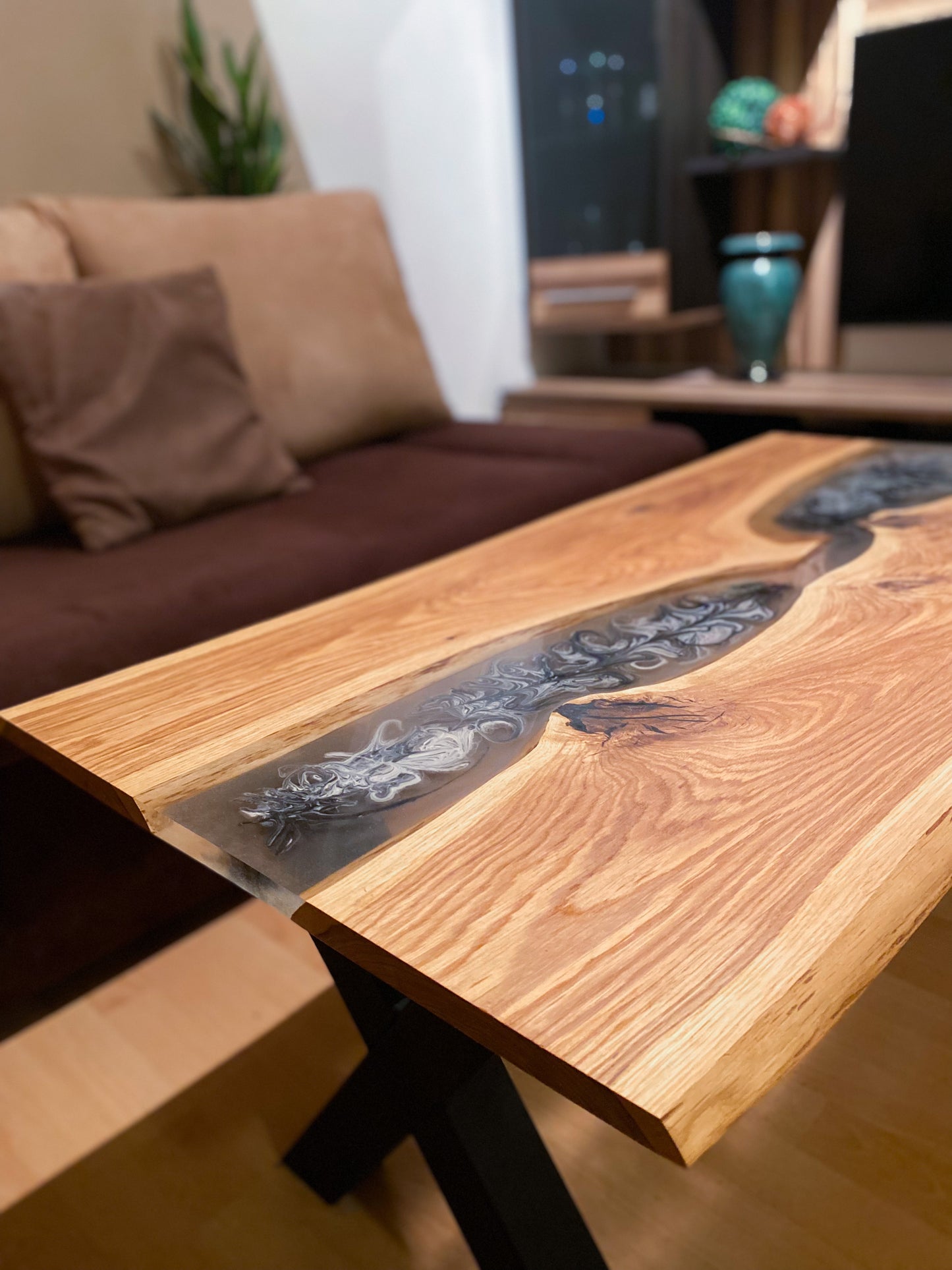 Couchtisch aus massiver Eiche mit transparentem Epoxidharzmuster