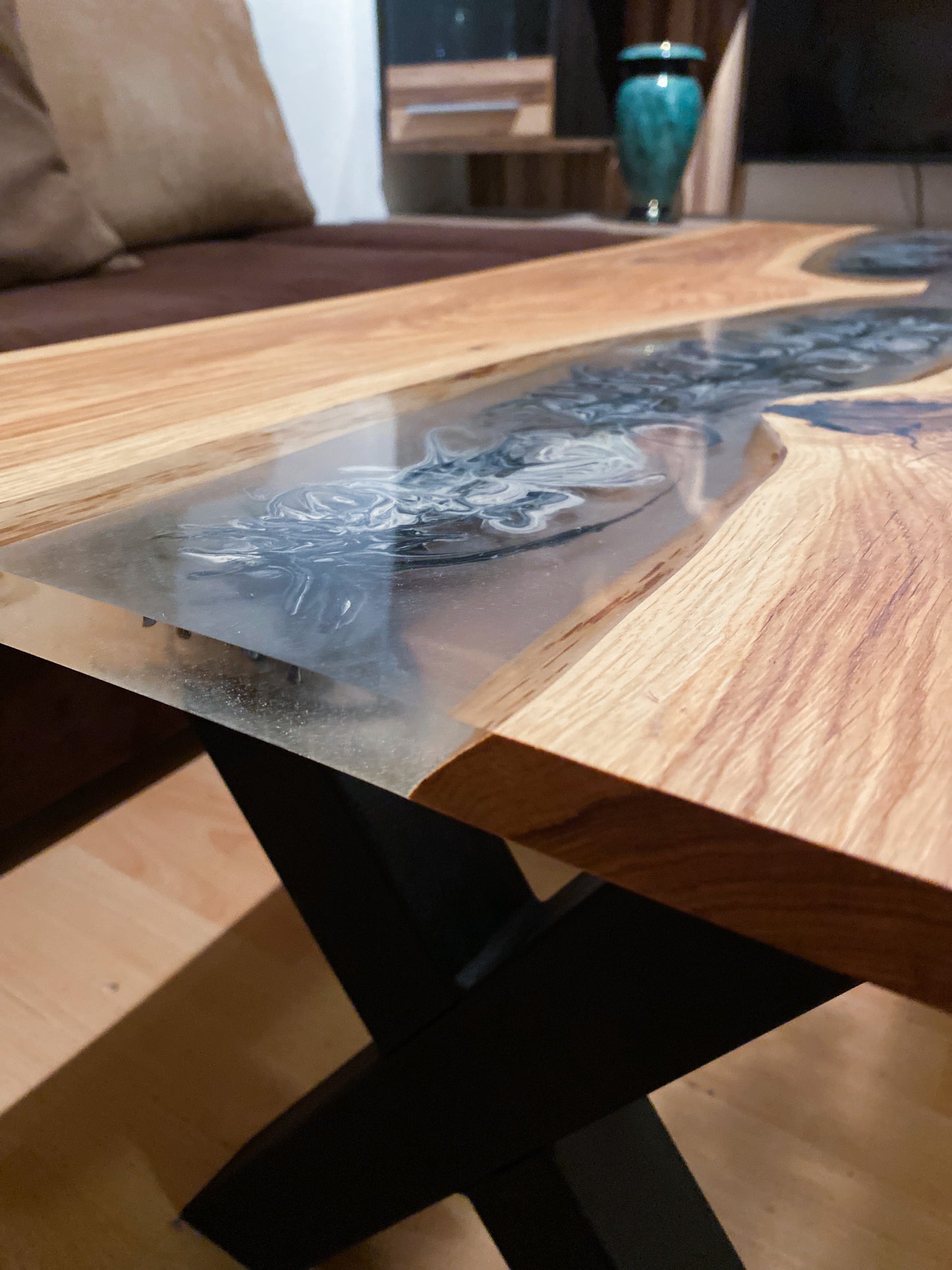 Couchtisch aus massiver Eiche mit transparentem Epoxidharzmuster