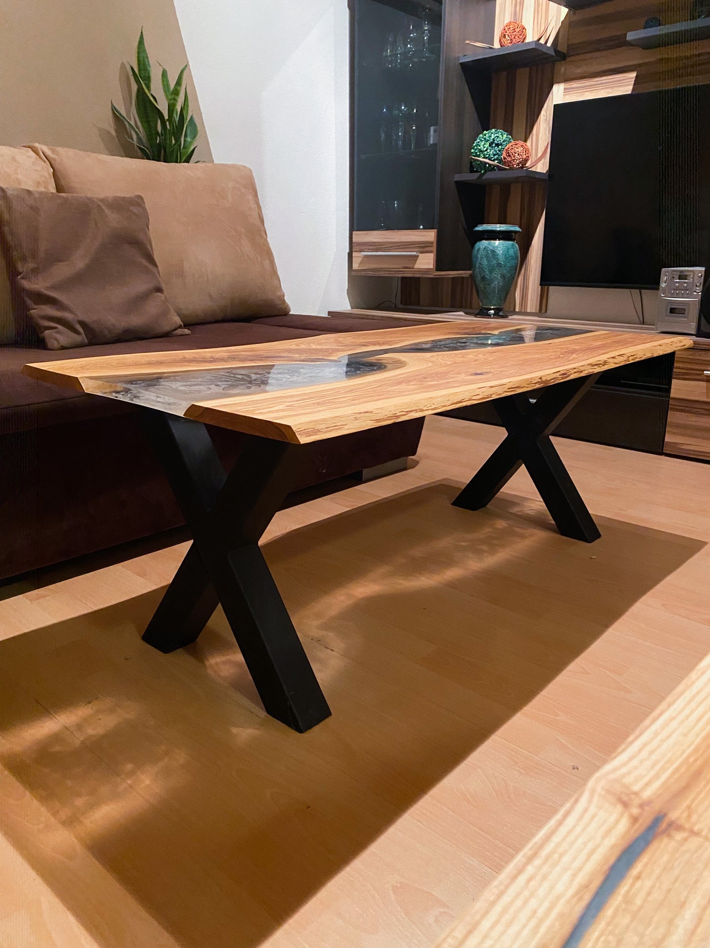 Couchtisch aus massiver Eiche mit transparentem Epoxidharzmuster