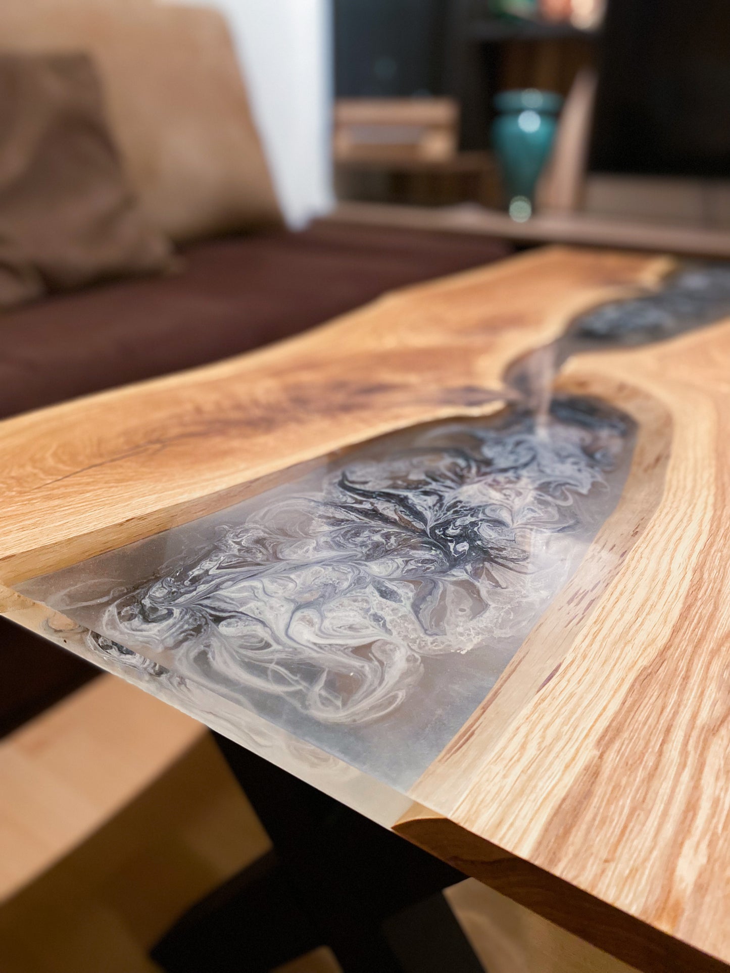 Couchtisch aus massiver Eiche mit transparentem Epoxidharzmuster