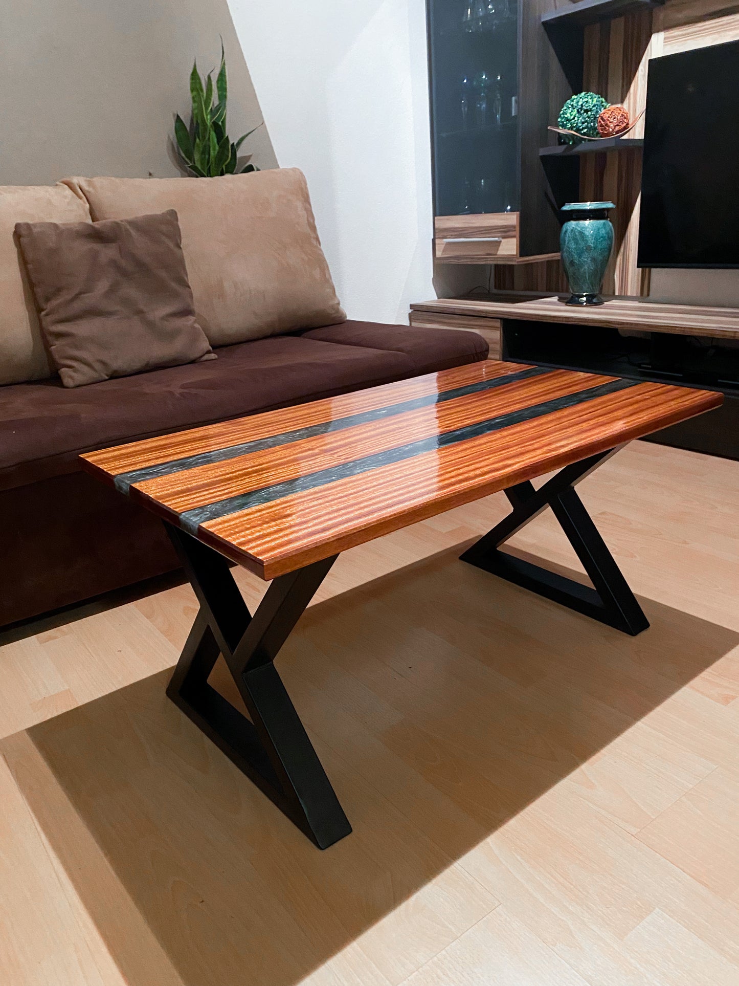 Couchtisch aus Epoxidharz und Mahagoni Holz