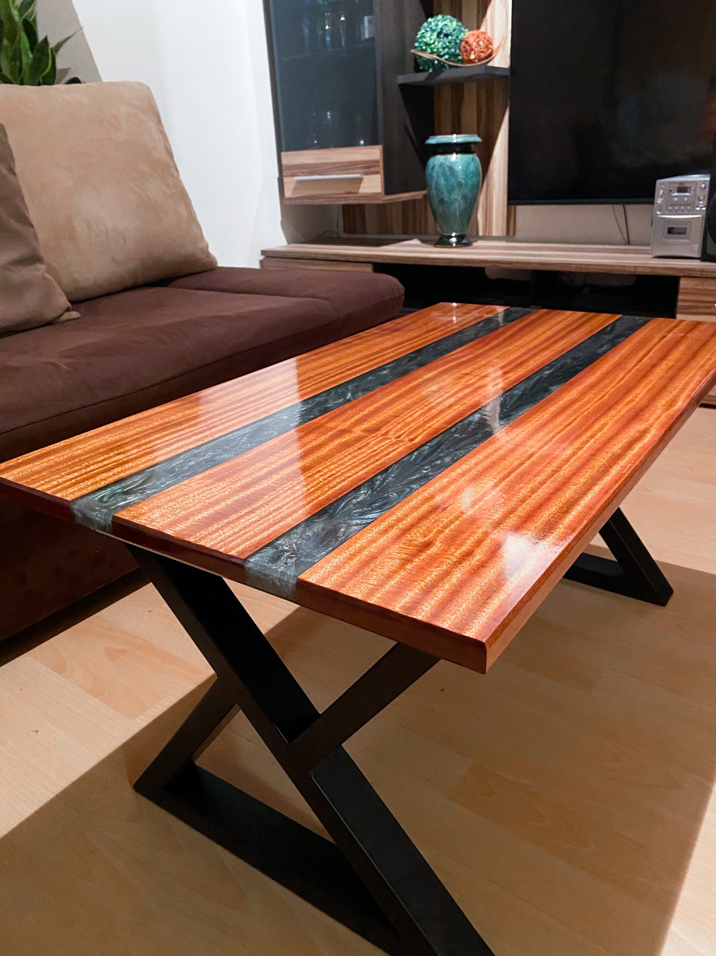 Couchtisch aus Epoxidharz und Mahagoni Holz