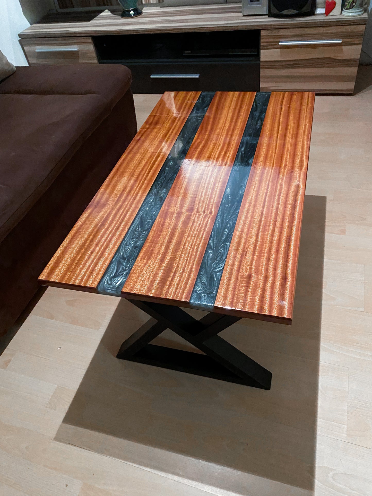 Couchtisch aus Epoxidharz und Mahagoni Holz