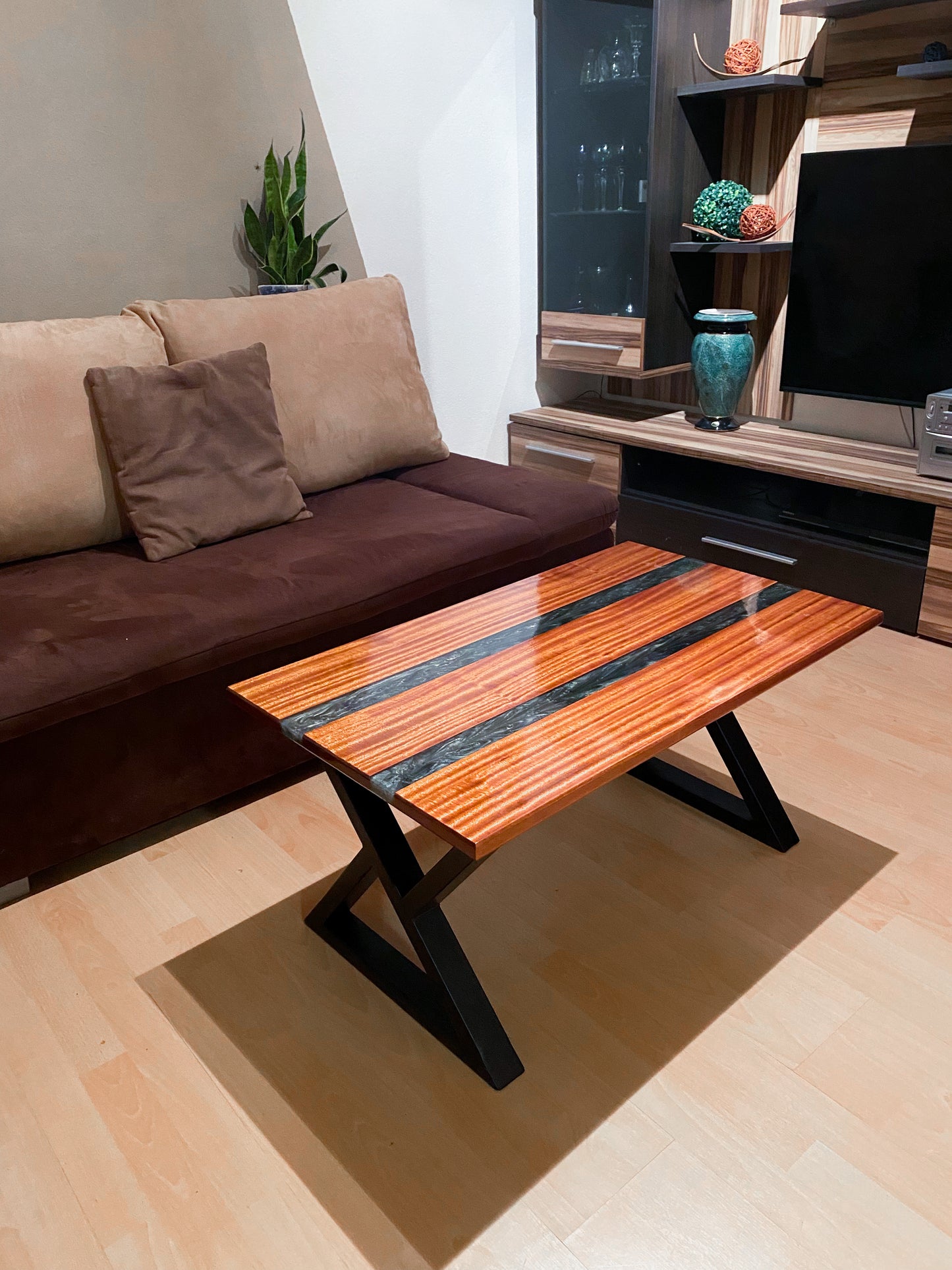 Couchtisch aus Epoxidharz und Mahagoni Holz