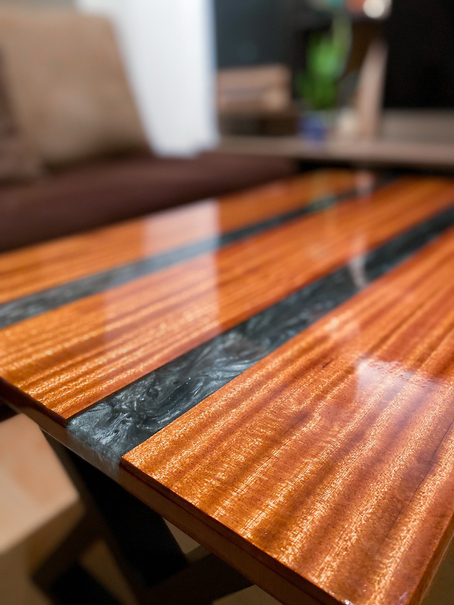 Couchtisch aus Epoxidharz und Mahagoni Holz